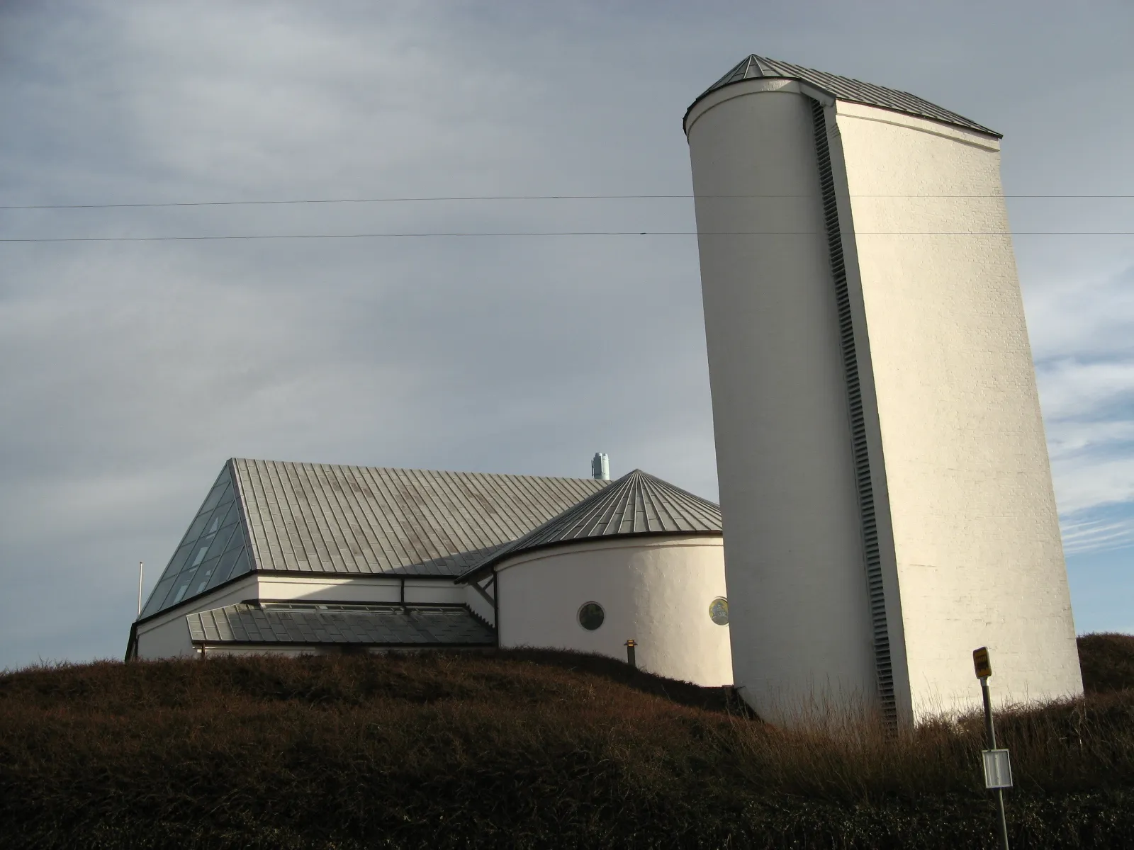 Photo showing: Hjerting Kirke, Hjerting sogn, Esbjerg kommune (former: Skads Herred, Ribe Amt). Kirken set fra nord.