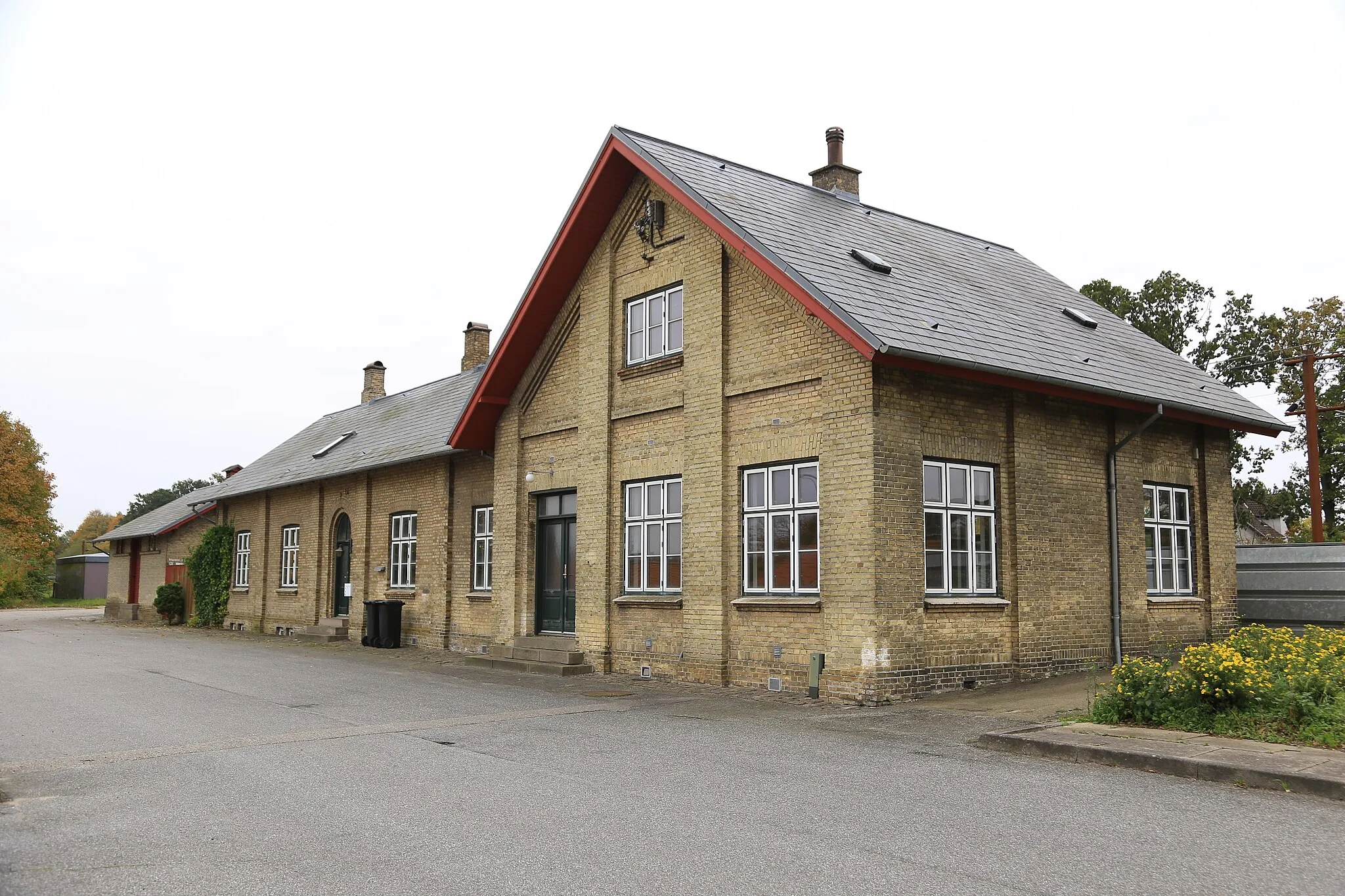 Photo showing: The former Langeskov Station building, closed in 1977. The station reopened a bit further to the west in October 2015.