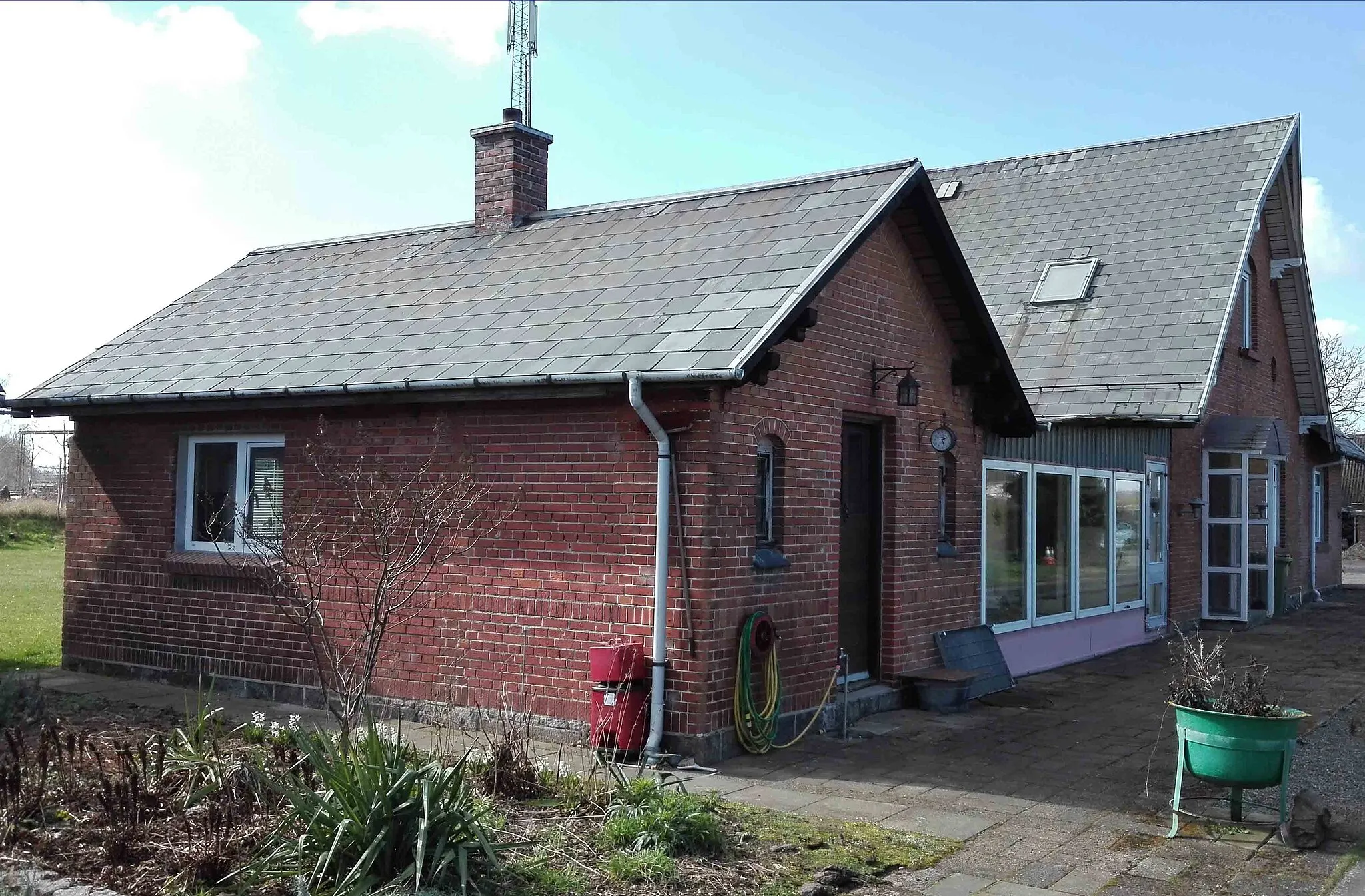 Photo showing: Seden Station, vejsiden fra nordøst