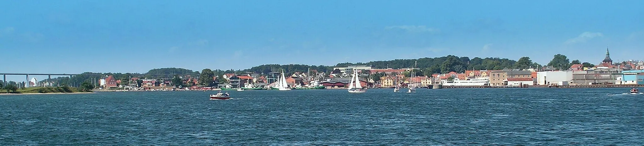 Photo showing: Panorama view of Svendborg, from the Svendborg Sund bridge on the left to the town centre on the right
