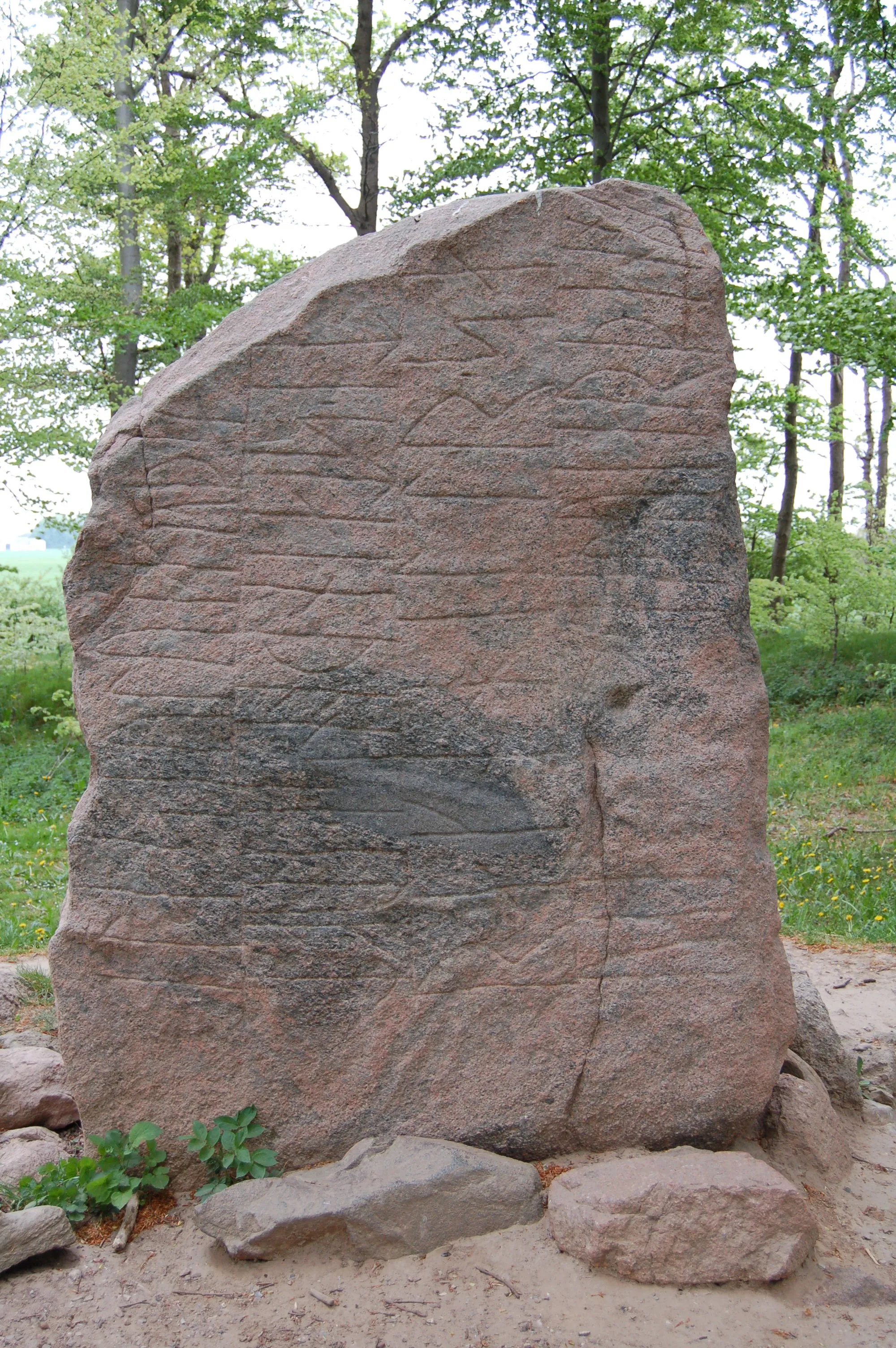 Photo showing: Photo of Glavendrup stone, a runestone from Funen, Denmark