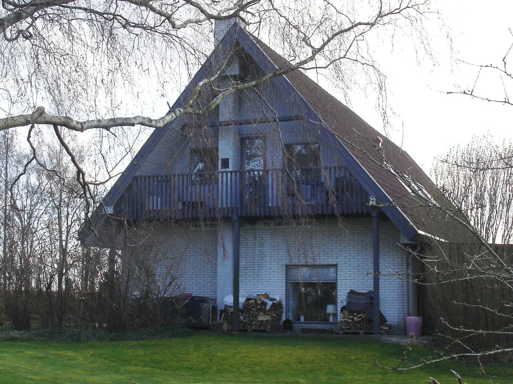 Photo showing: Lunde Stations NØ-gavl - under balkonen ses det gamle skilt med afstand til Odense og Bogense