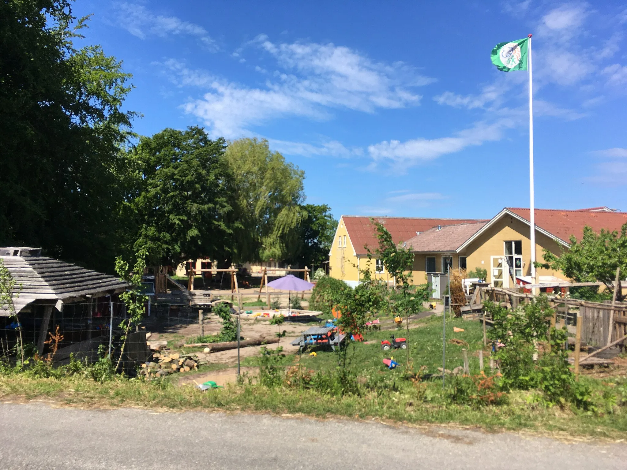 Photo showing: Image of Kassebølle Friskole located in Kassebølle, Denmark. Taken from a distance