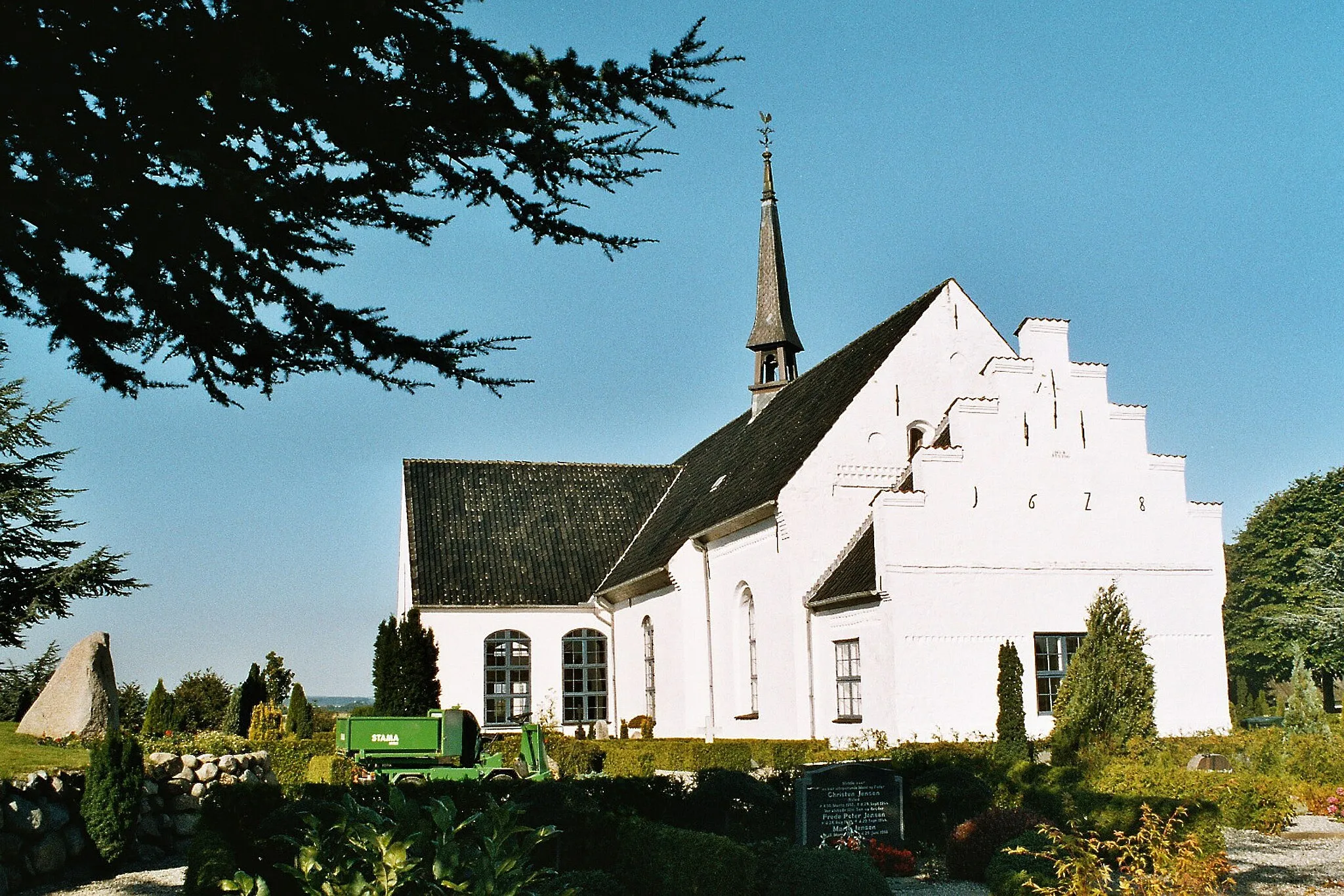 Photo showing: Egen (Als island),  the village church and the churchyard