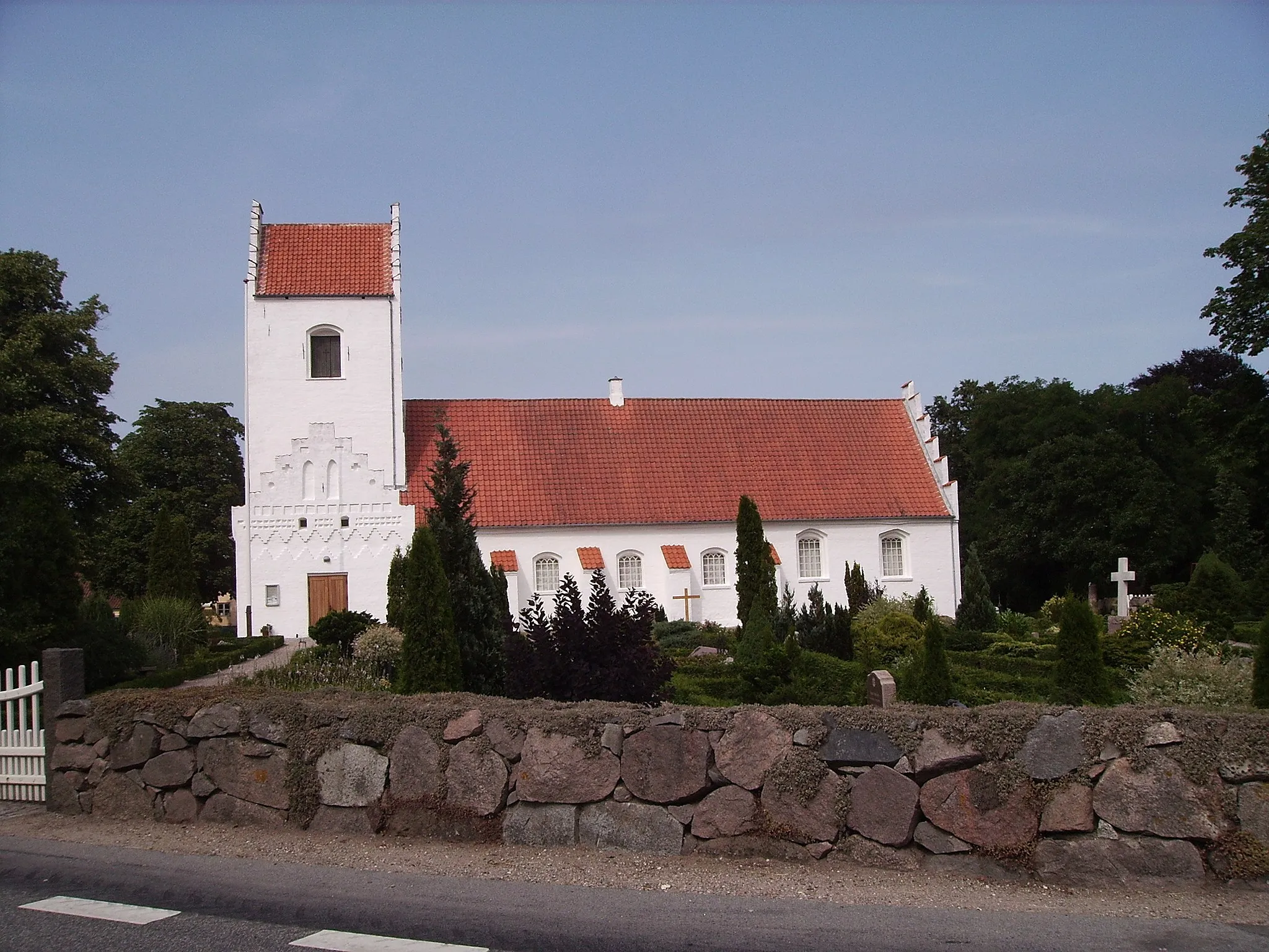 Photo showing: Marslev Kirke, Marslev Sogn, Bjerge Herred, Odense Amt, Denmark
(Danish Church)
Date: 27.07.2006

Photographed by Søren Møller