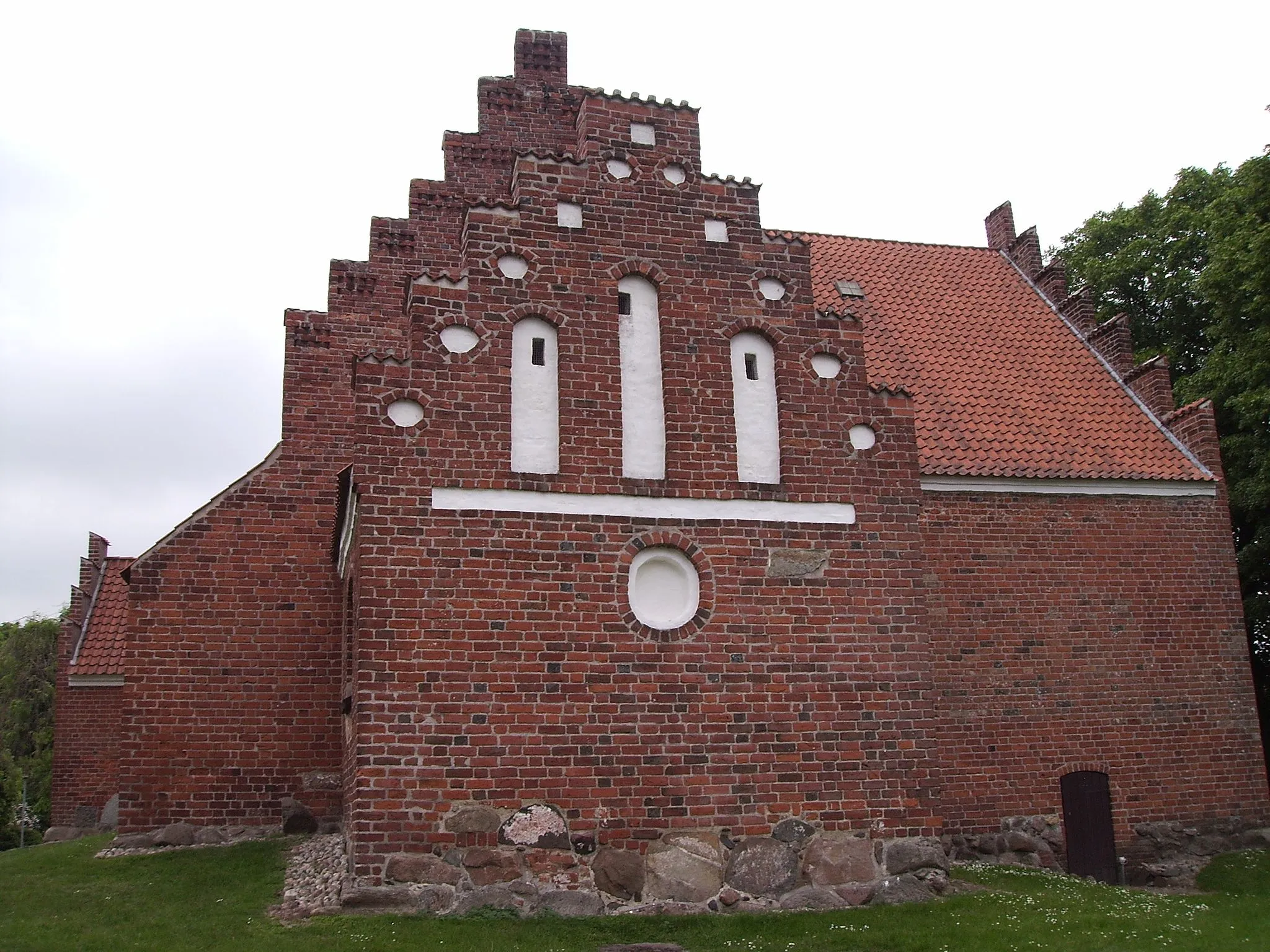 Photo showing: Rønninge Kirke, Rønninge Sogn, Åsum Herred, Odense Amt, Denmark (Danish Church) - Rønninge Kirke fra øst