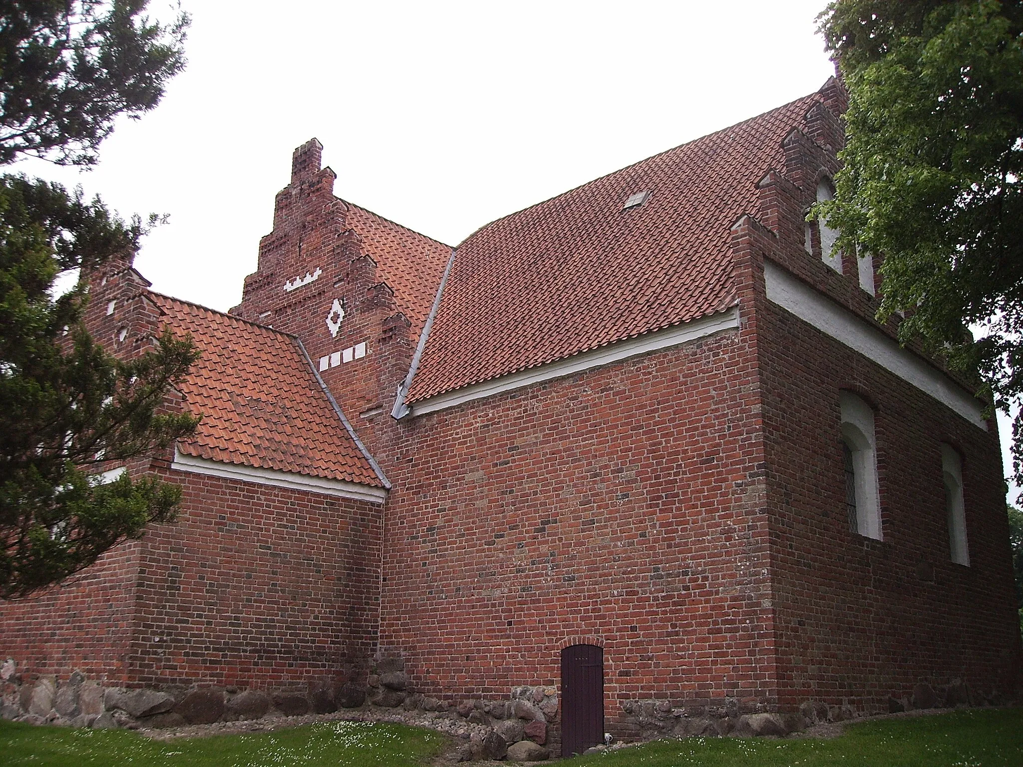 Photo showing: Rønninge Kirke, Rønninge Sogn, Åsum Herred, Odense Amt, Denmark (Danish Church) - Rønninge Kirke fra nordøst