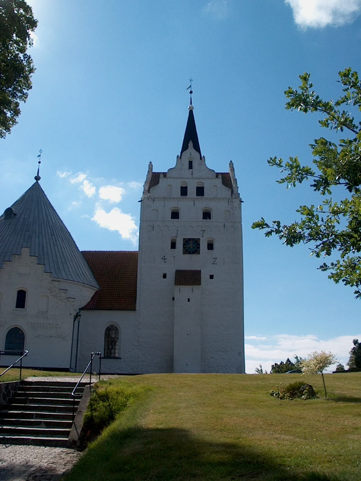 Photo showing: Horne Kirke ved Fåborg. Fyens største landsbykirke og eneste rundkirke, består af en oprindelig romansk rundbygning, som fra starteb har haft to stokværk, med kor og tårn, tårnet er fra Slutningen af det 16. årh.