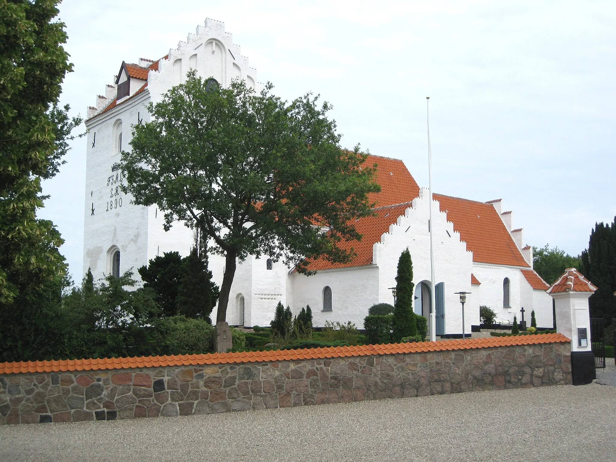 Photo showing: The church "Tullebølle Kirke" located in the Danish small town "Tullebølle" (in the centre of the island Langeland).