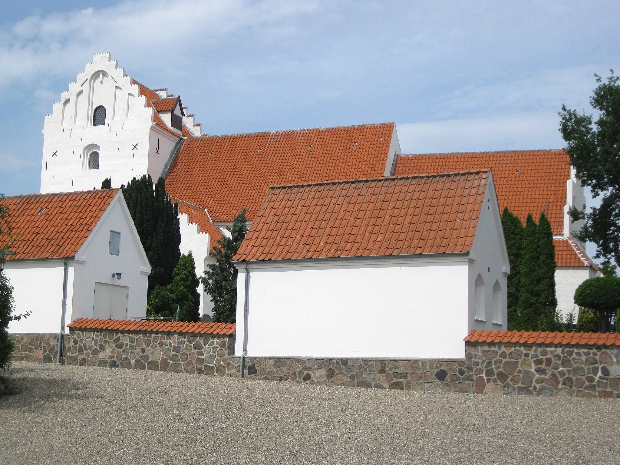 Photo showing: The church "Tullebølle Kirke" located in the Danish small town "Tullebølle" (in the centre of the island Langeland).