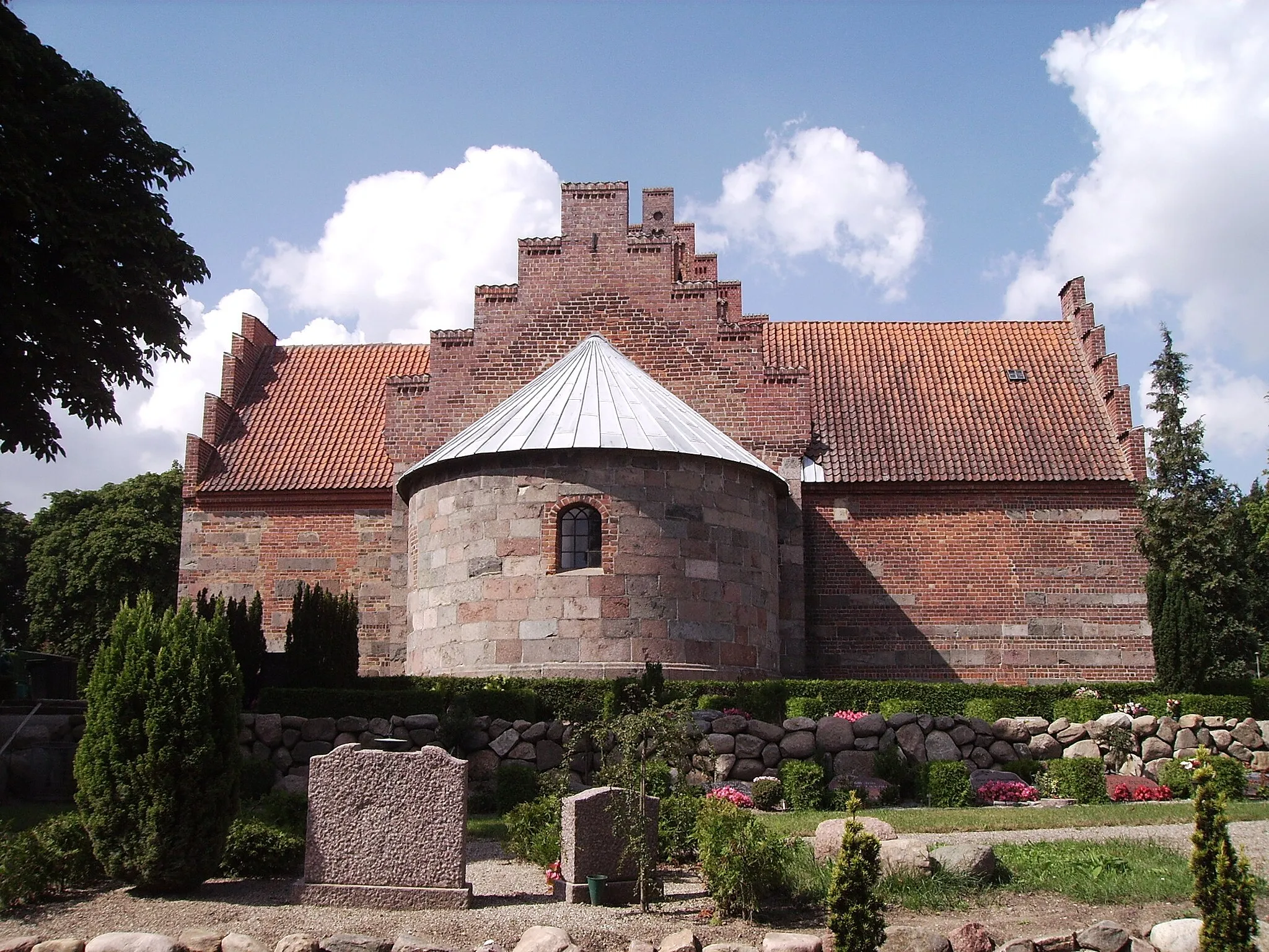 Photo showing: Fraugde Kirke, Fraugde Sogn, Åsum Herred, Odense Amt, Denmark (Danish Church) - Fraugde Kirke fra øst