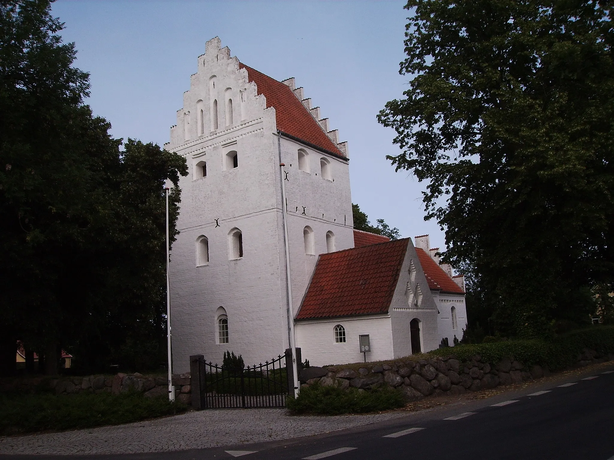 Photo showing: Birkende Kirke, Birkende Sogn, Bjerge Herred, Odense Amt, Denmark
(Danish Church)
Date: 27.07.2006

Photographed by Søren Møller