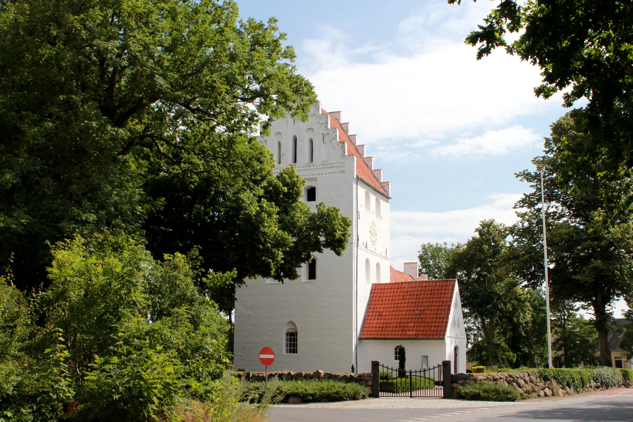 Photo showing: The parish church at Birkende, Kertemimde Kommune on Funen, Denmark.