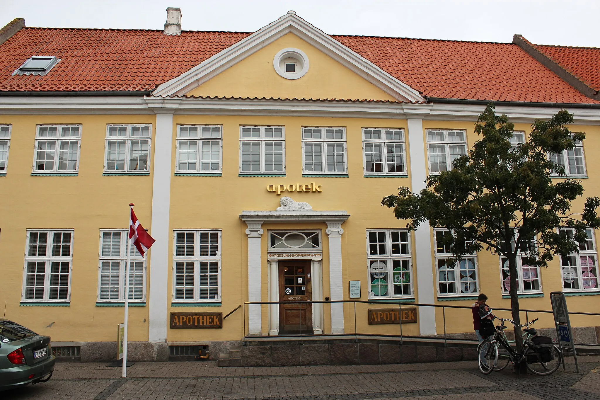 Photo showing: The old pharmacy from 1920 in Kerteminde, Funen, Denmark.