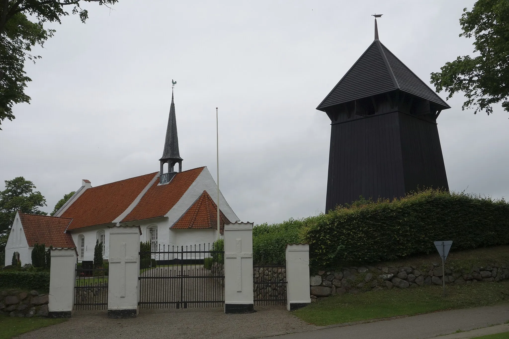 Photo showing: Tandslet Kirke med klokkehuset