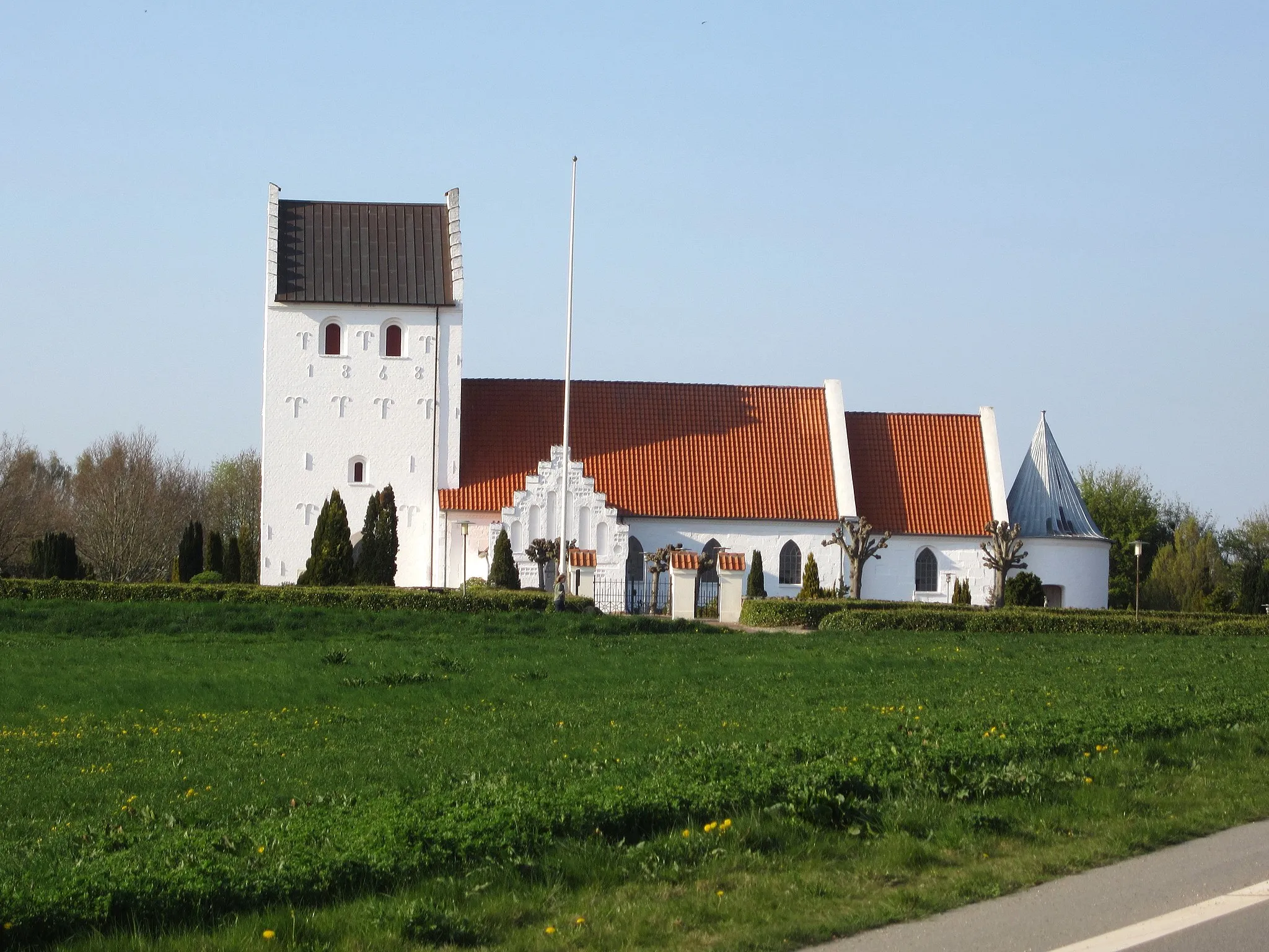 Photo showing: The church "Taulov Kirke" in Fredericia Kommune, South-Central Jutland, southern Denmark.