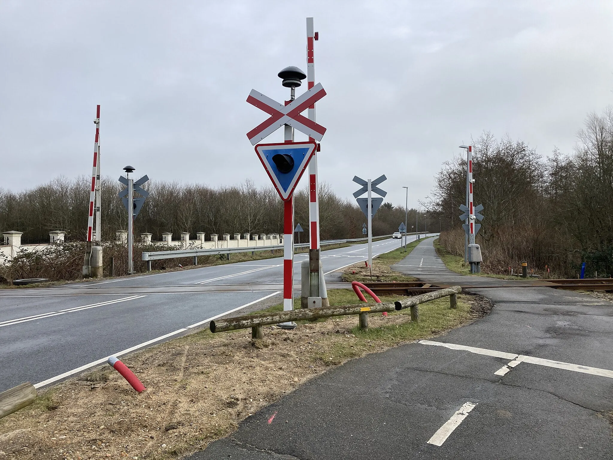 Photo showing: Rail crossing at Tarp Byvej. To the left is the town of Guldager St. by and to the right is the railway towards Esbjerg.