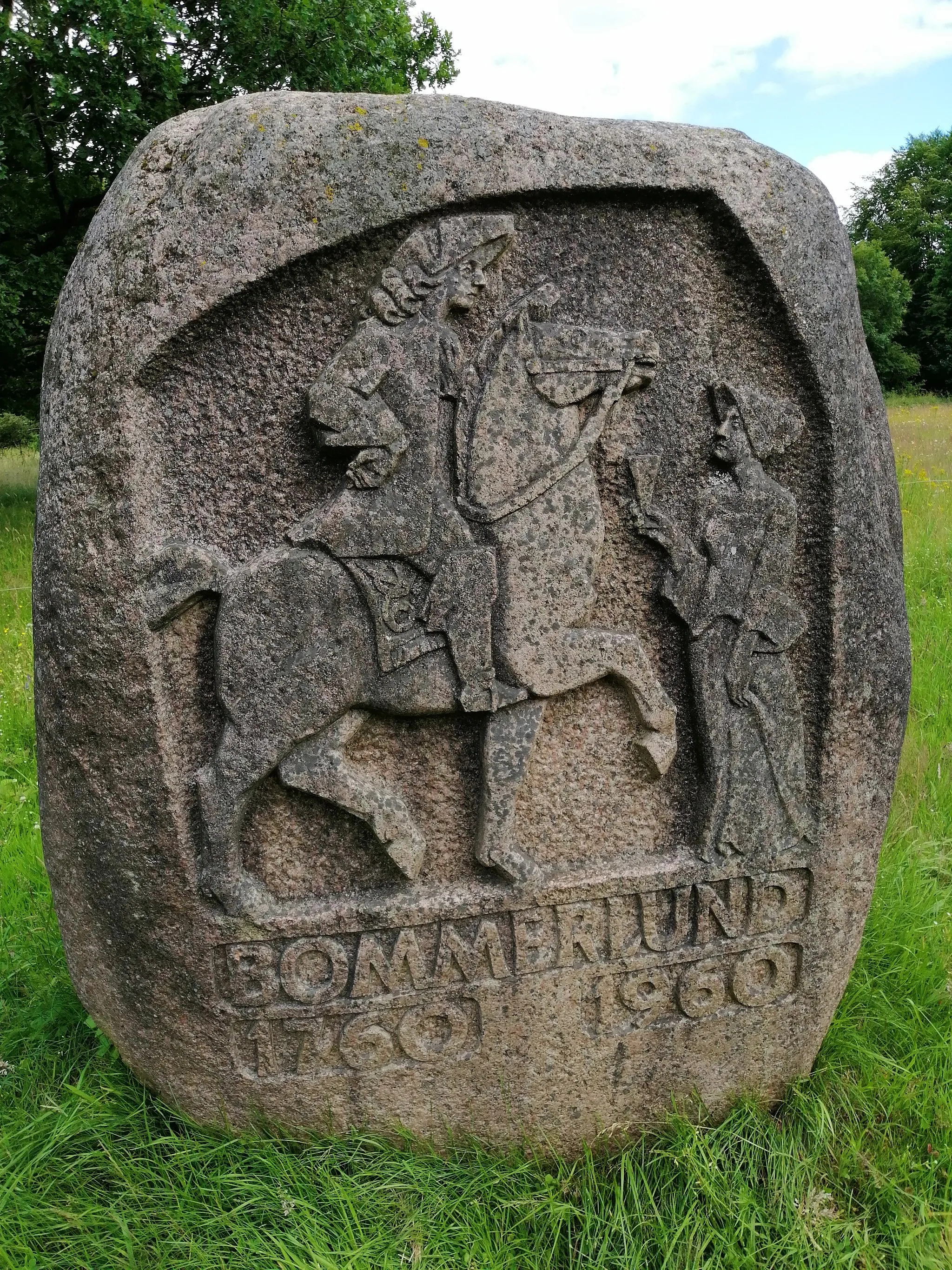 Photo showing: Gedenkstein für den Bommerlund Kro am Ochsenweg (dän.: Hærvejen) nahe der Brücke über das Flüsschen Gejlå, Kommune Aabenraa, Sønderjylland, Dänemark