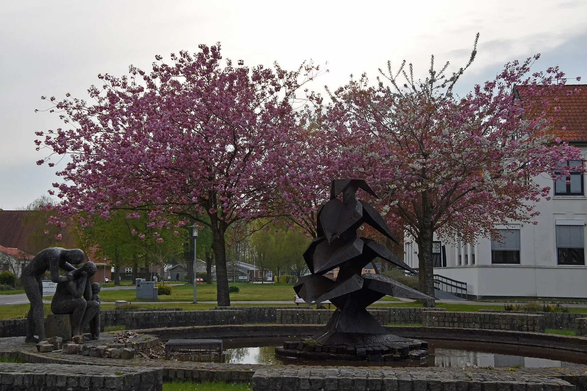 Photo showing: Springvandet Træet og skulpturen Gruppen af Las Jørgensen, Ribelund.