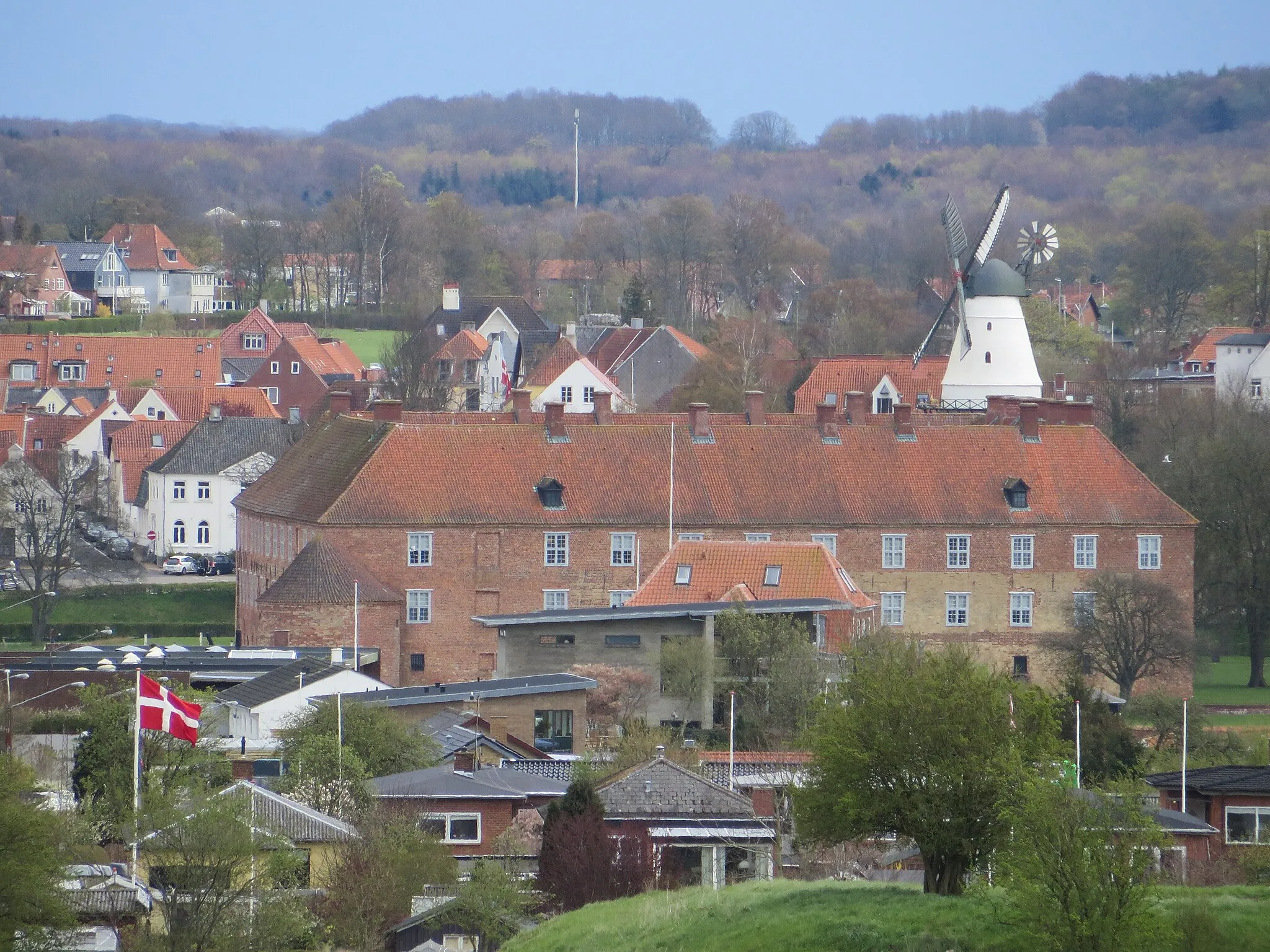 Photo showing: Schloss Sonderburg mit der kleinen Stadtmühle (Bymøllen) vom westlichen Hang bei den Düppeler Schanzen aus, am 18. April 2014, Bild 02