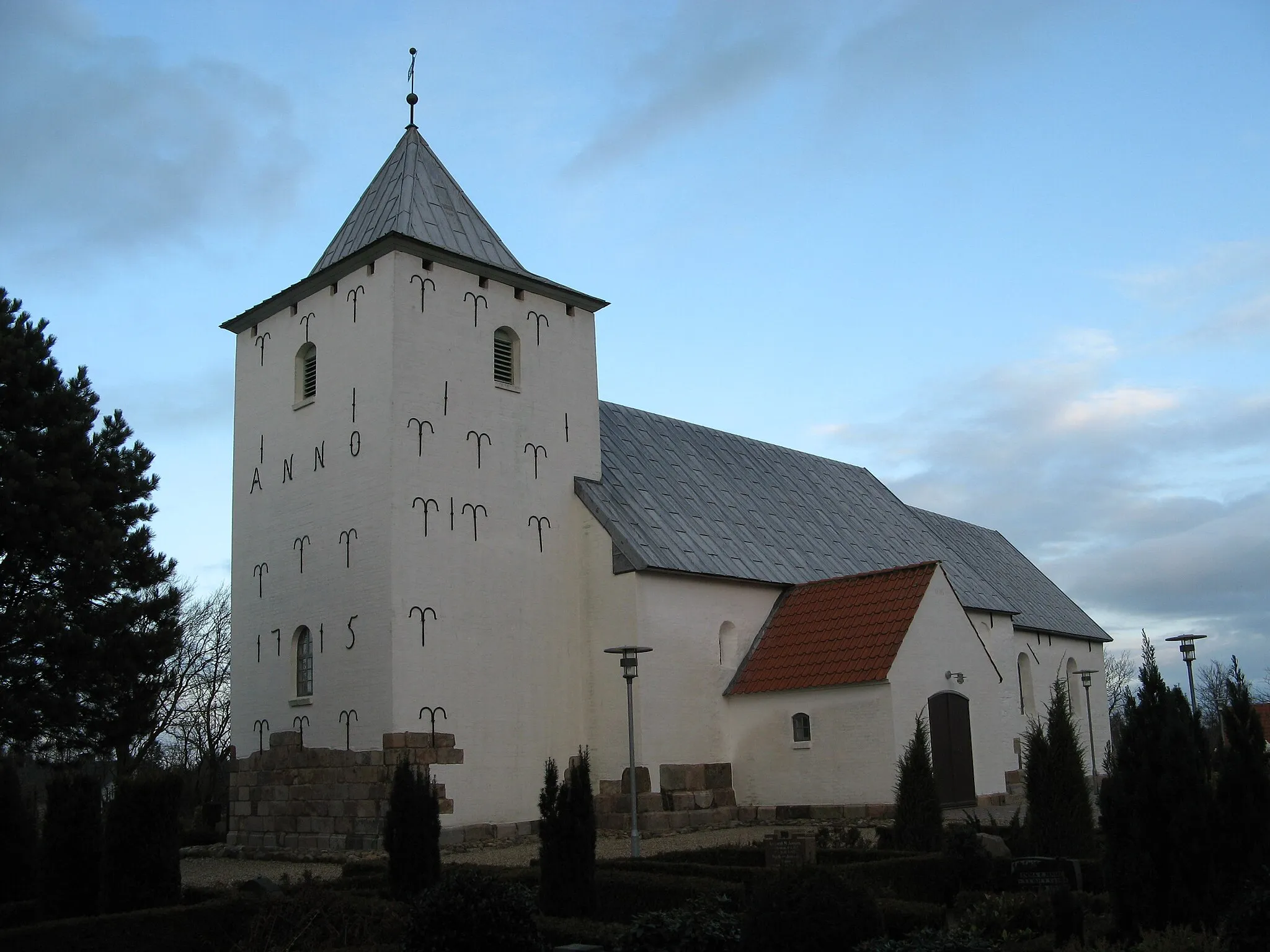 Photo showing: Hostrup Kirke, Hostrup sogn, Esbjerg kommune (former: Skads Herred, Ribe Amt). Kirken set fra sydvest