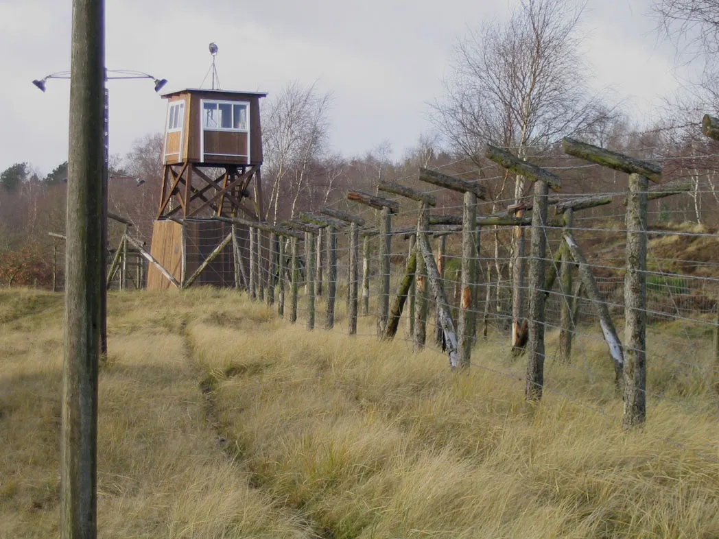 Photo showing: Frøslev Camp was built by the Germans in Nazi-occupied Denmark during World War II (1940 - 1945). From this camp, prisoners were send to the KZ camps in the rest of Europe.

Fence and guard tower.