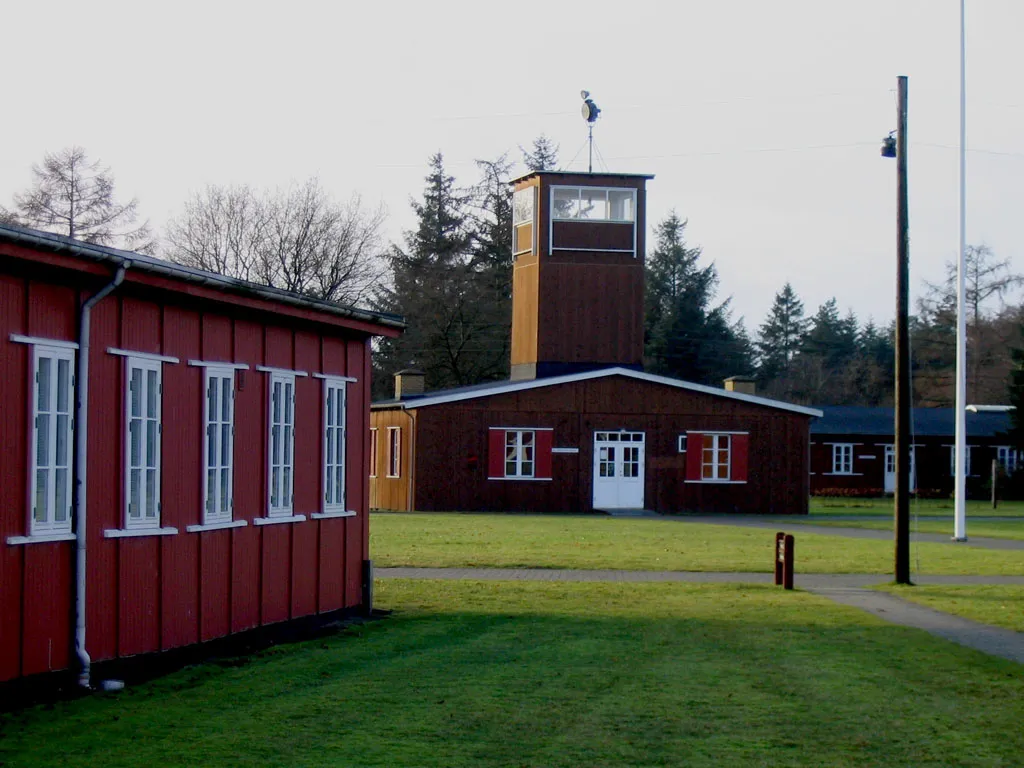 Photo showing: Frøslev Camp build by the Germans (Nazi) in Denmark during World War II. From this camp prisoners were send to the KZ camps in the rest of Europe.

Guard tower and barrack.