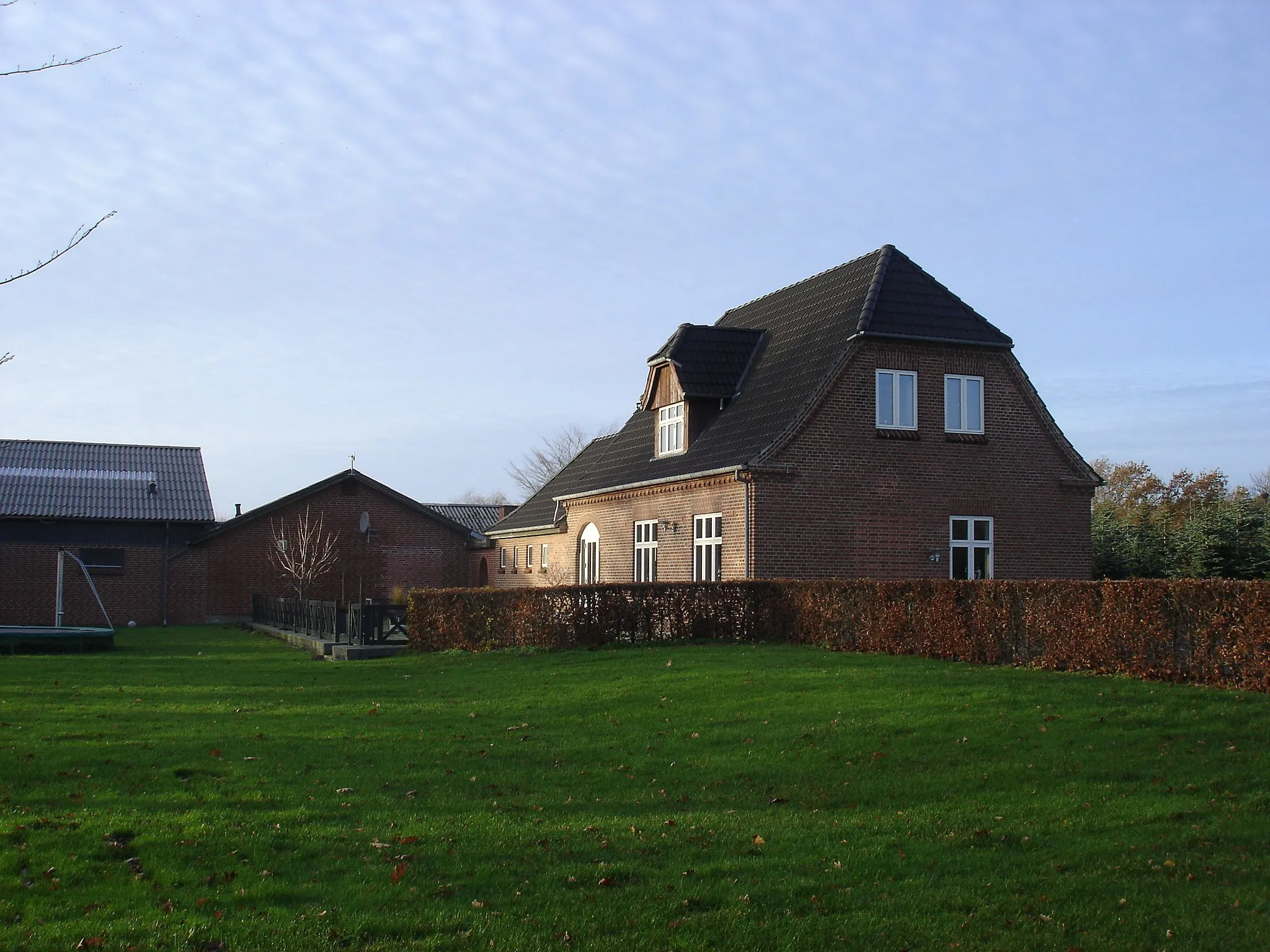 Photo showing: Løvlund Station fra SØ