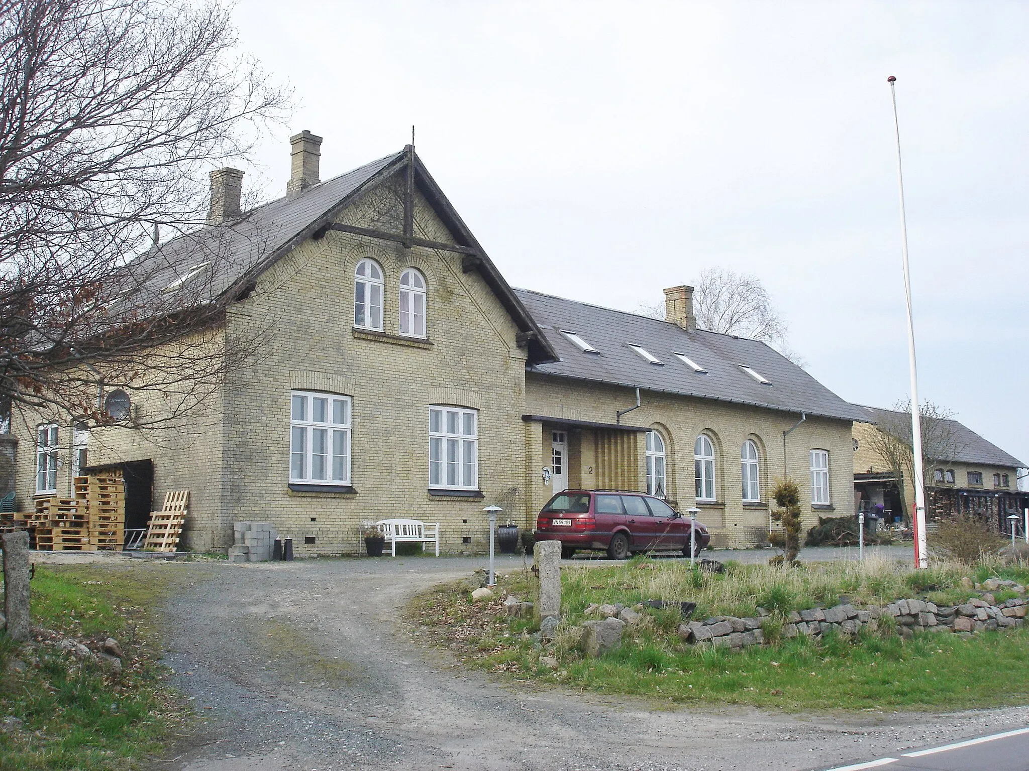 Photo showing: Ellested Station, vejsiden fra S