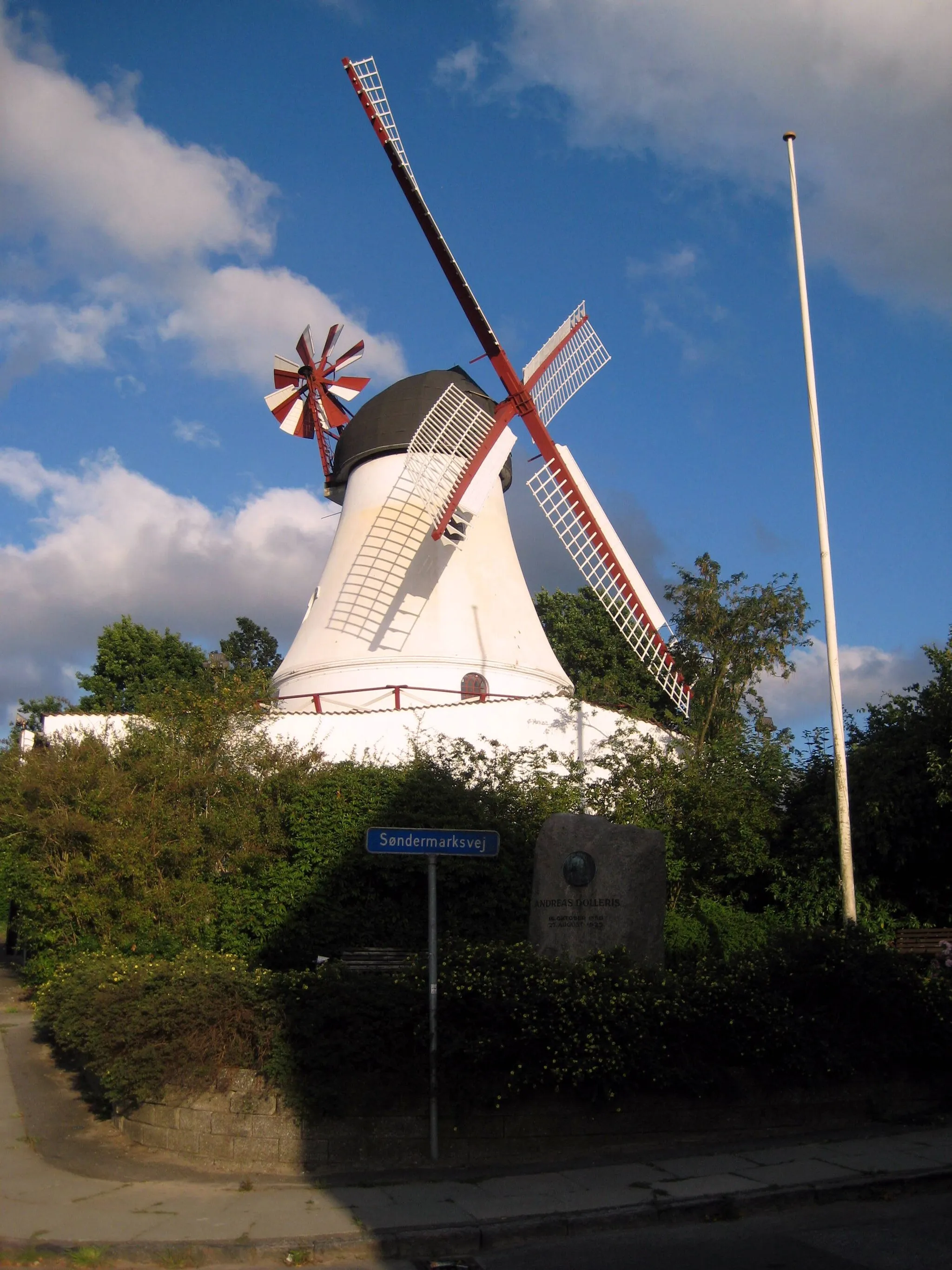 Photo showing: Windmill at Vejle, Denmark. Windmill built on the slopes of the hills to the south, which, visible from almost everywhere in town, is a symbol of the town.