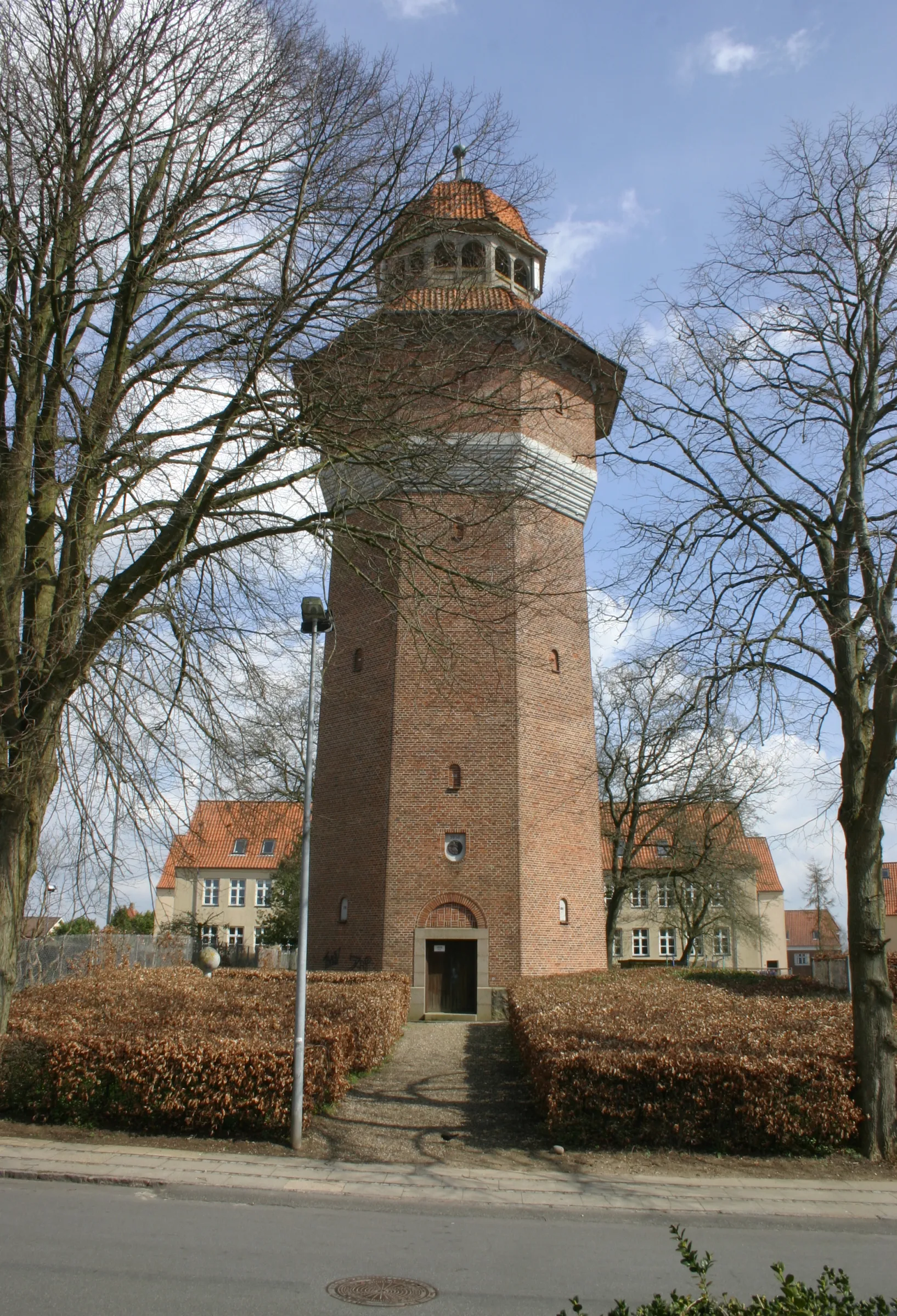 Photo showing: Watertower located at Goehlmannsvej in Kolding Denmark.
Vandtårnet på Gøhlmannsvej i Kolding Danmark.