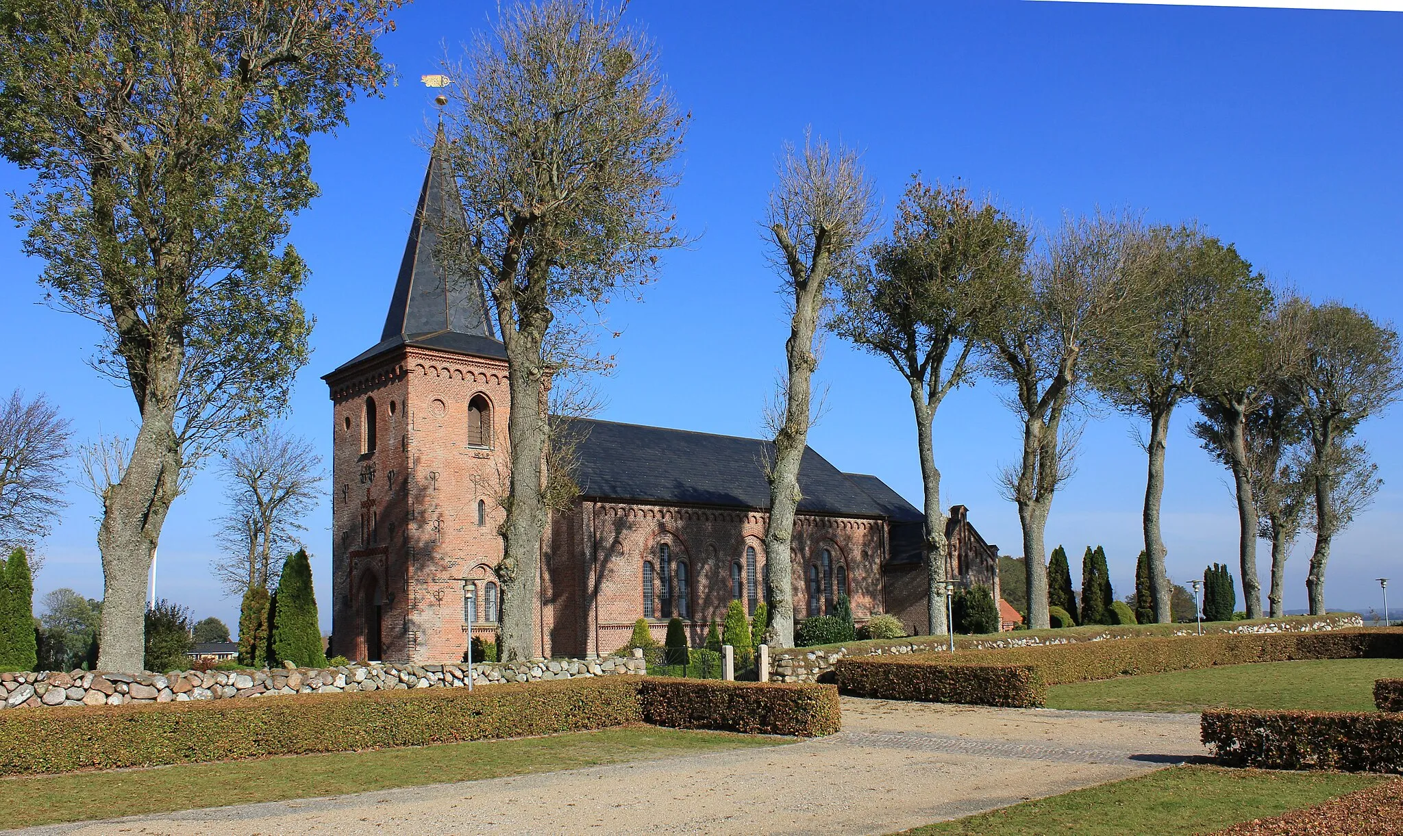 Photo showing: Dalby Kirke church was built by royal constructions LA Winstrup who also converted and newly built other churches in the Kolding 's outskirts. The church is
built of red brick on a solid granite base and is listed in mostly Romanesque and Gothic style. On 12 October 1873, the church was consecrated by the Vicar M. Mørk Hansen. The church was refurbished in 1971 and 1998-99.