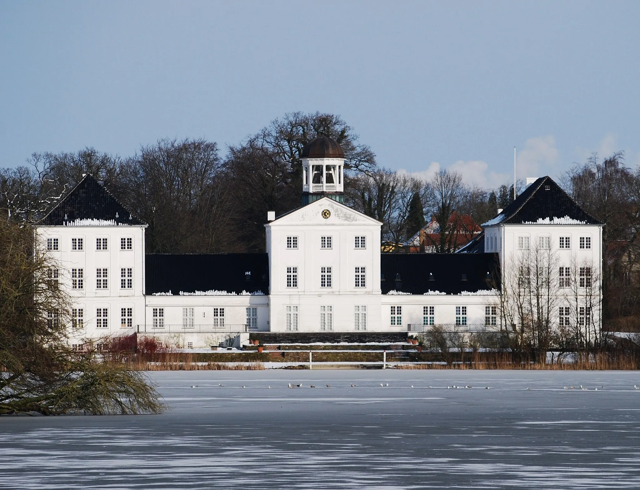 Photo showing: Gråsten Palace (Danish: Gråsten Slot) is best known for being the summer residence of the Danish Royal Family. It is located in Gråsten in the Jutland region of southern Denmark