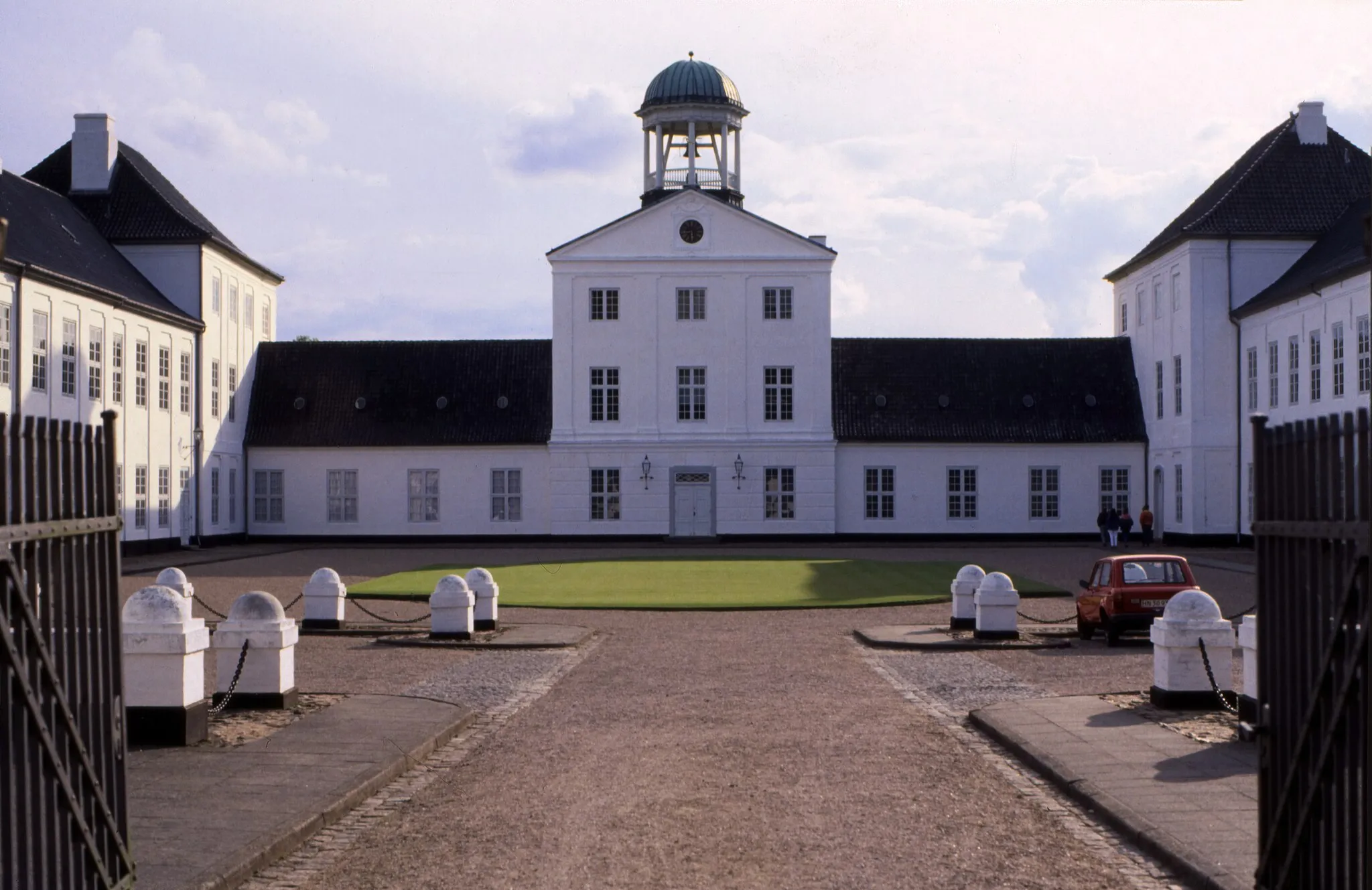 Photo showing: Über den Schloßhof zum Mittelflügel des Schlosses Gravenstein (Frontseite), Jütland/Dänemark.