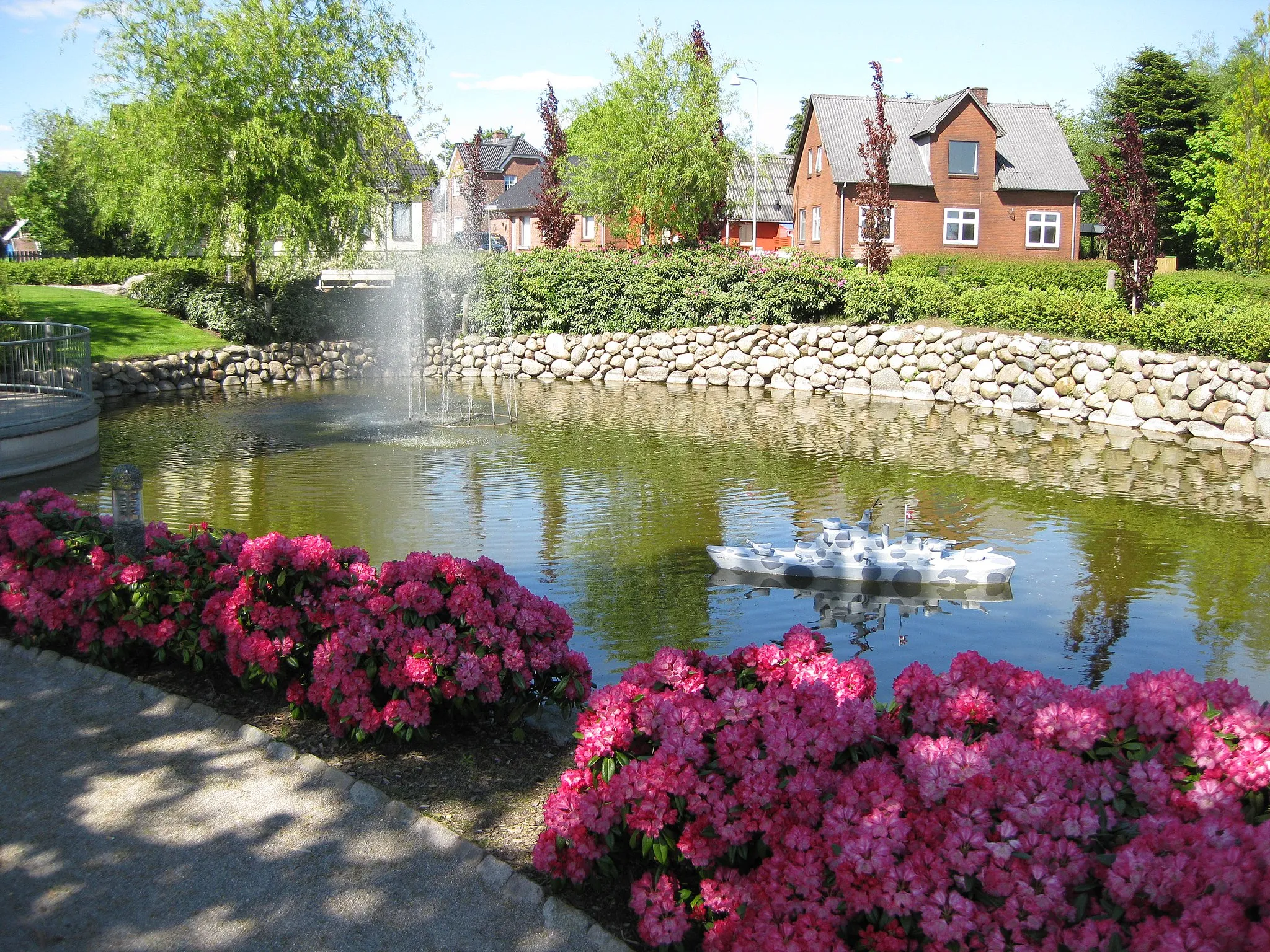 Photo showing: The village pond "Vorbasse Krigshavn" in the small town "Vorbasse". The town is located in Billund Kommune, South-Central Jutland, Denmark. ("Krigshavn" means "Naval Port").