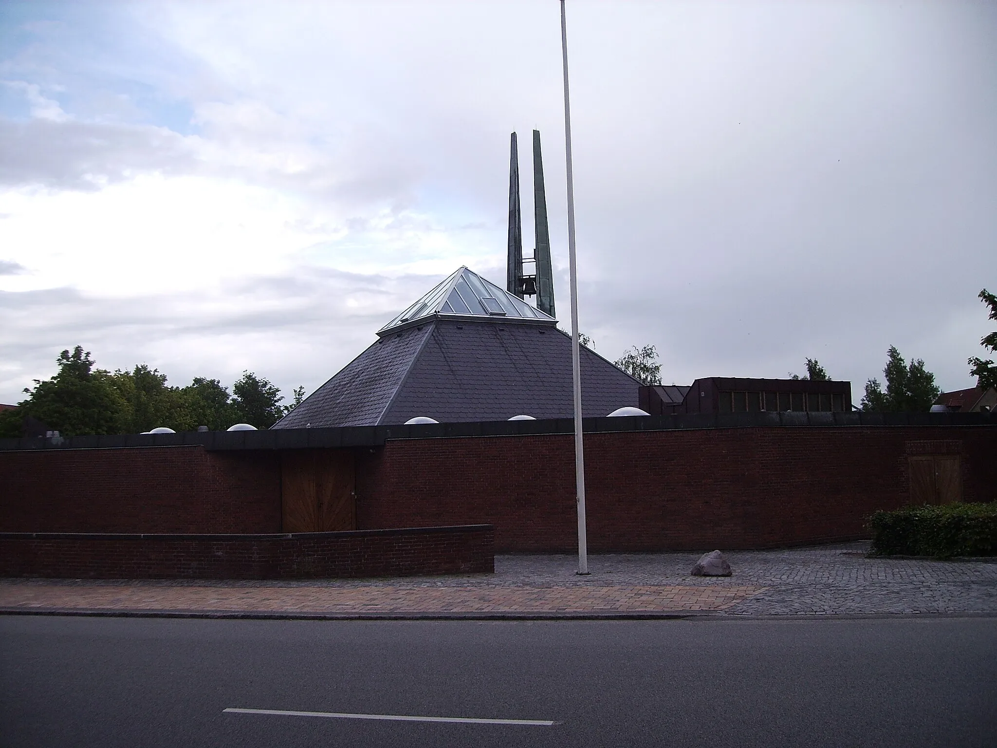 Photo showing: Bolbro Kirke, Bolbro Sogn, Odense Herred, Odense Amt, Denmark
(Danish Church)
Date: 31.05.2006

Photographed by Søren Møller