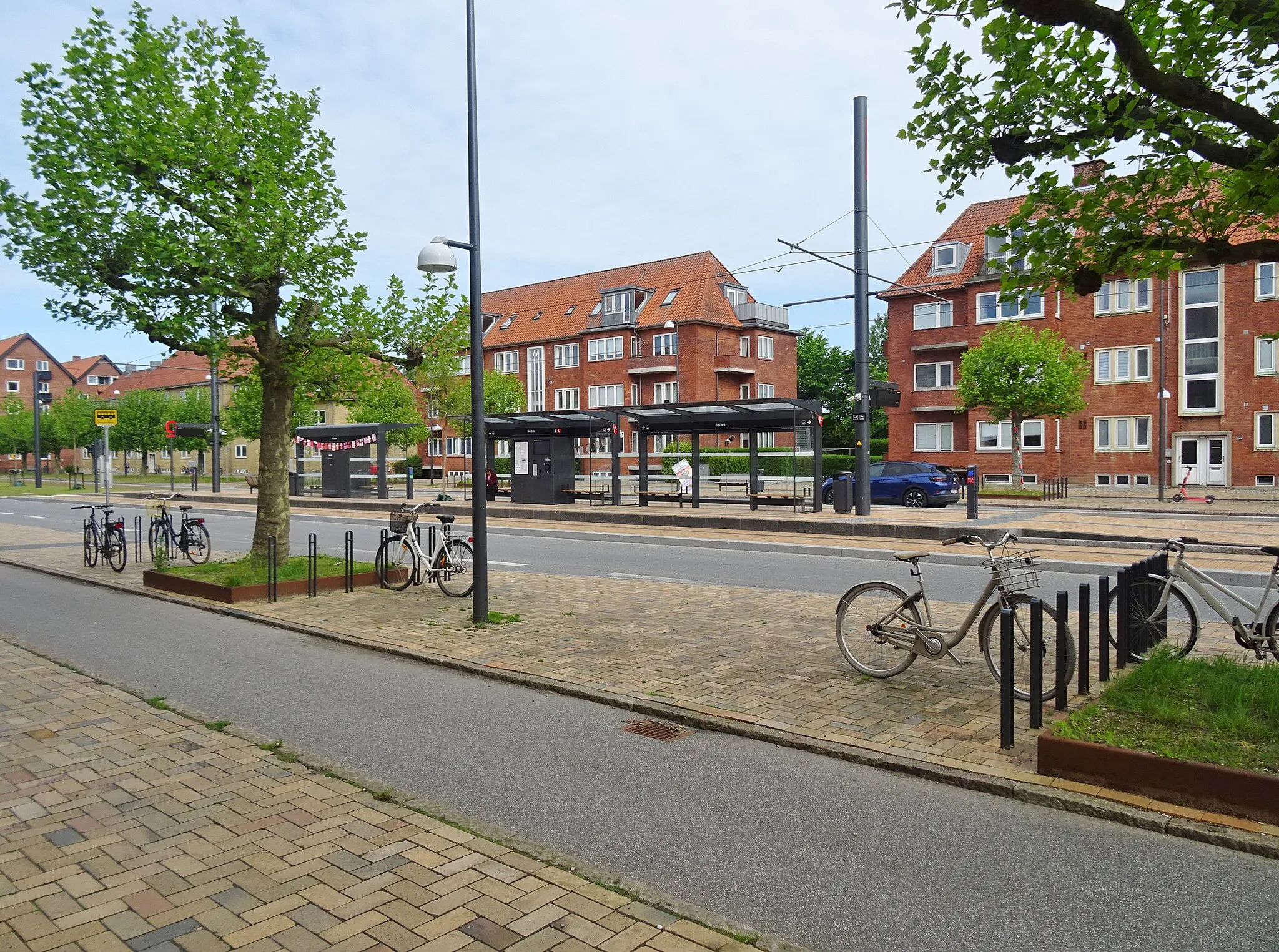 Photo showing: Bicycle racks at Bolbro Station of Odense Letbane on Middelfartvej in Odense in Denmark. It was the day after the opening of the light rail.