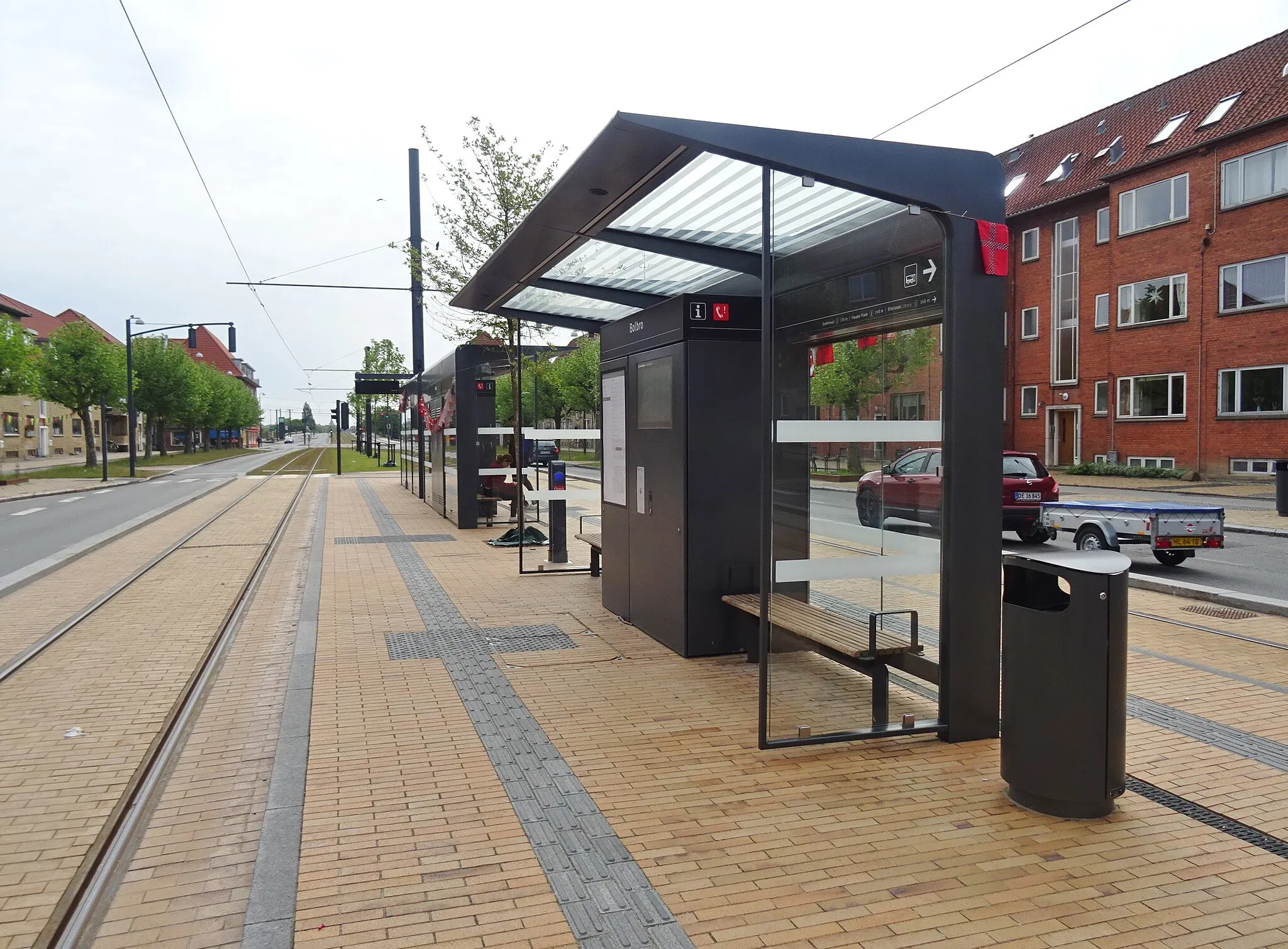 Photo showing: Shelter at Bolbro Station of Odense Letbane on Middelfartvej in Odense in Denmark. It was the day after the opening of the light rail.