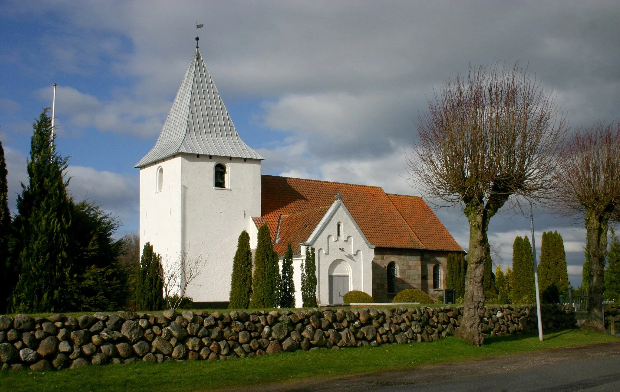 Photo showing: Bramdrup kirke is an old church in Bramdrupdam,Kolding,Denmark.Roman style.Build in year 1100-1200.