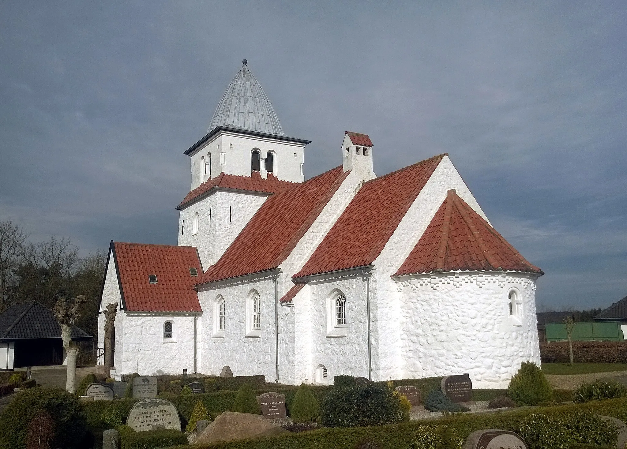 Photo showing: Kirken set fra SØ, foråret 2016