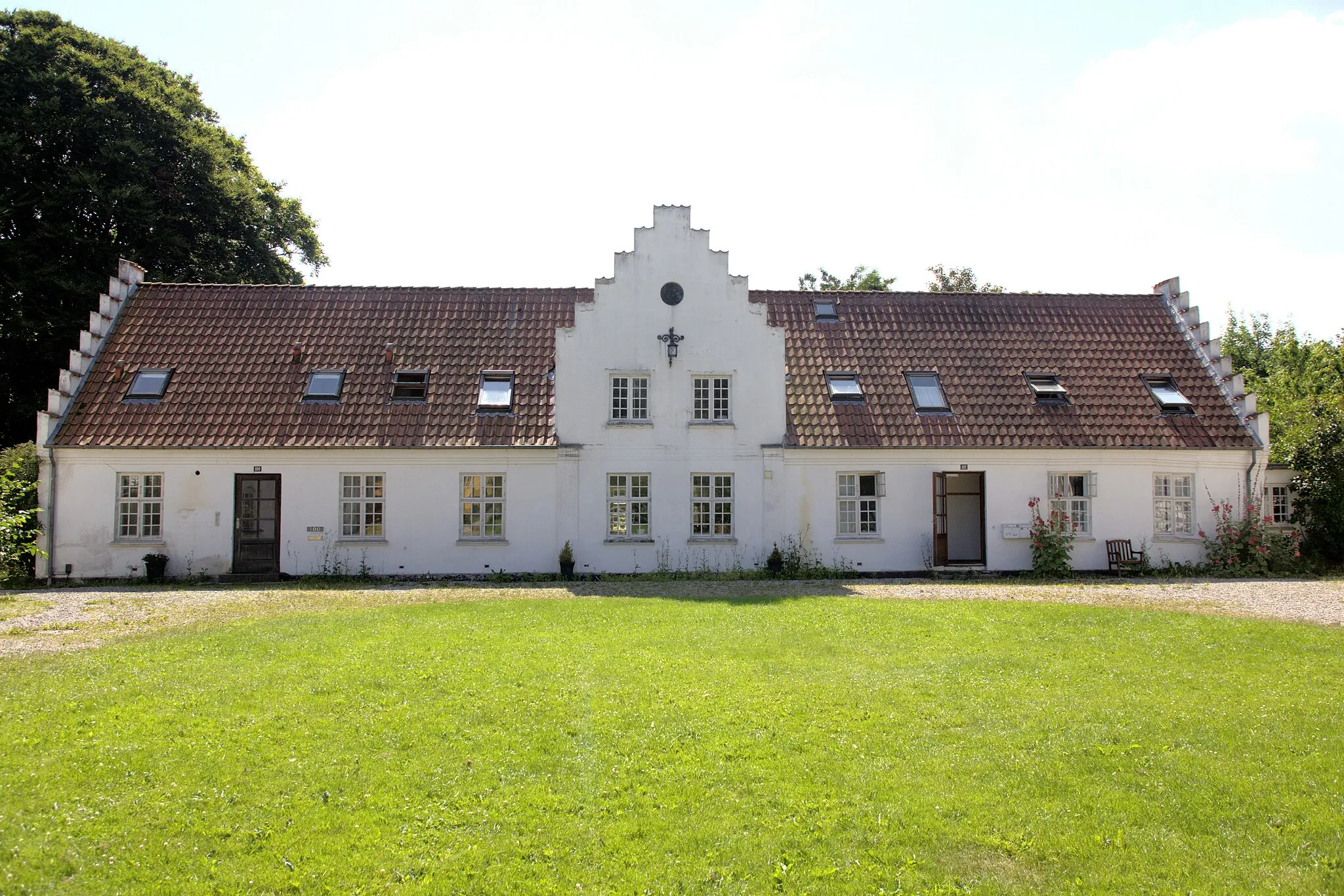 Photo showing: Hovedbygningen i den gamle herregård Blangstedgaard. Da billedet blev taget blev hele bygningen benyttet til beboelse, men tidligere har den venstre fløj huset dele af Rudolf Steinerskolen navngivet efter gården.