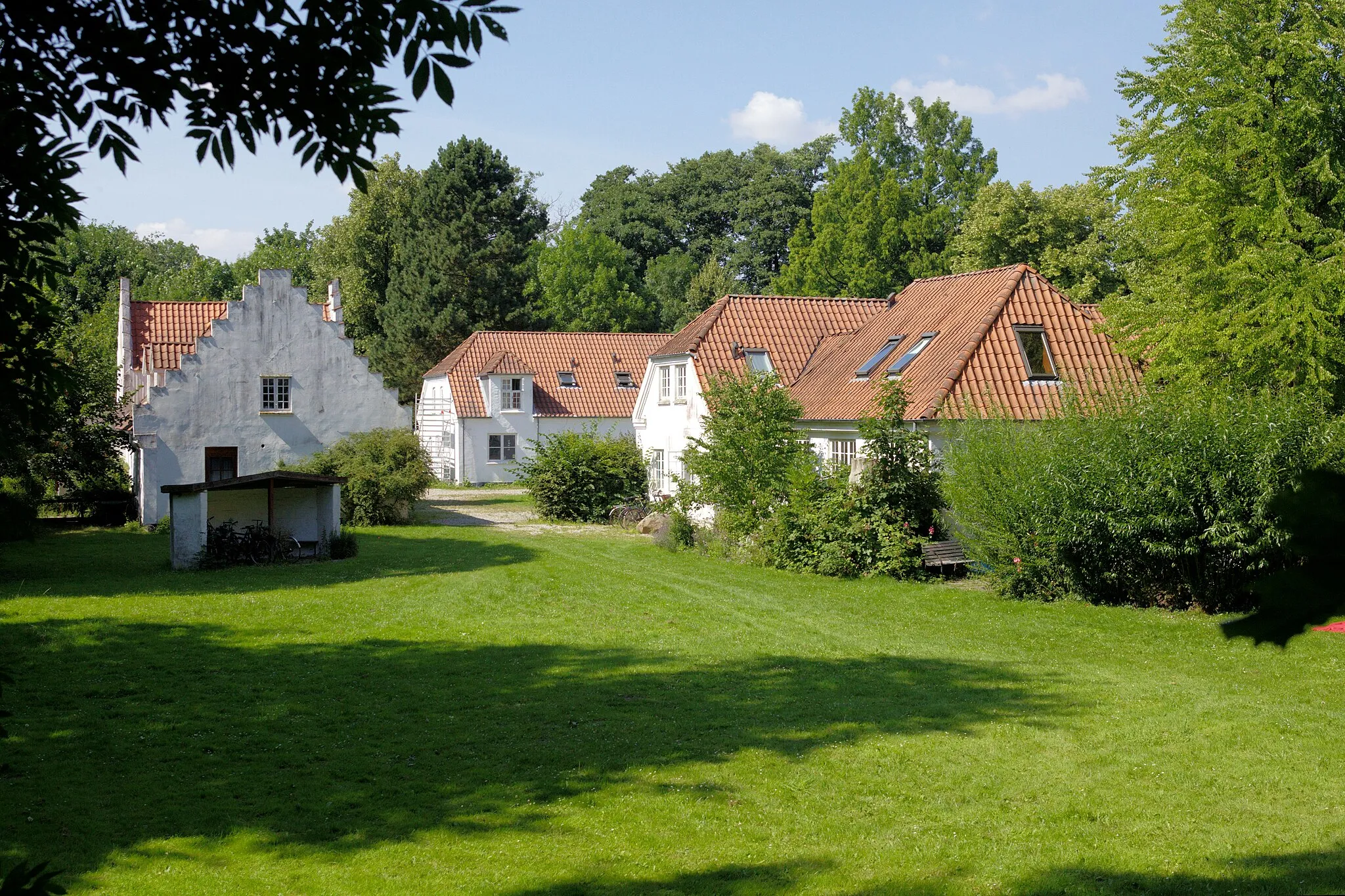 Photo showing: In the back of the garden of Blangstedgaard, there is a small artificial hill. This picture looks over the garden and the manor itself from that hill.