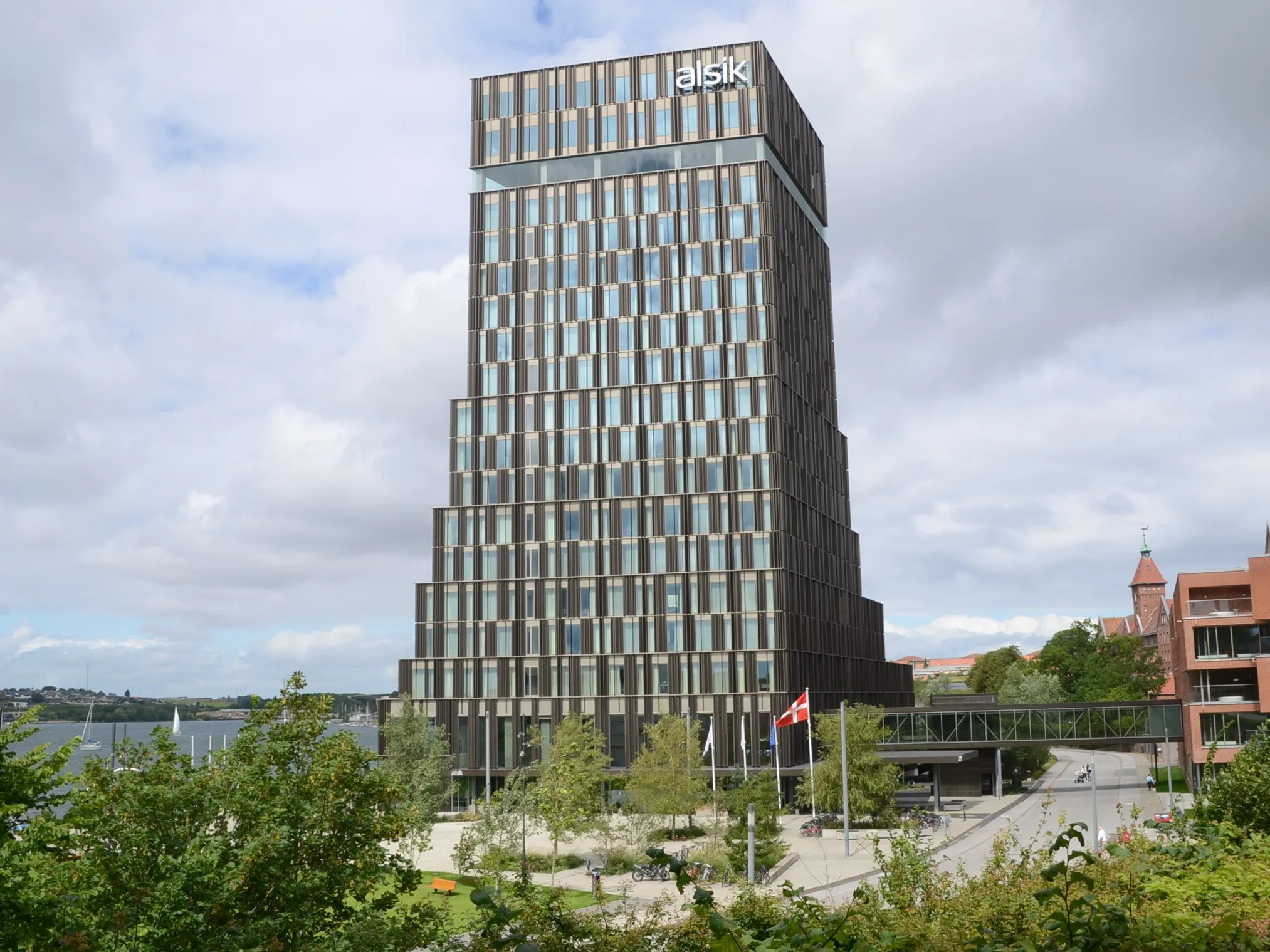 Photo showing: Høj bygning ved vandet i Sønderborg