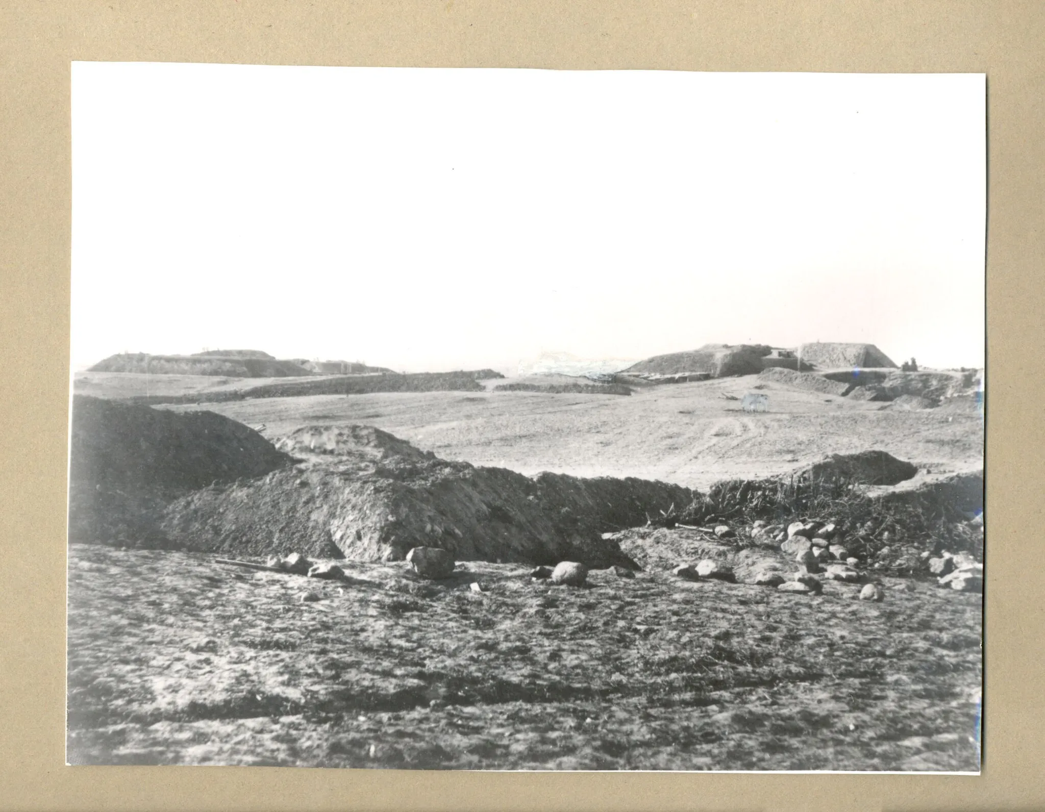 Photo showing: I forgrunden del af den tilbagetrukne linje, lige efter stormen. 1864.