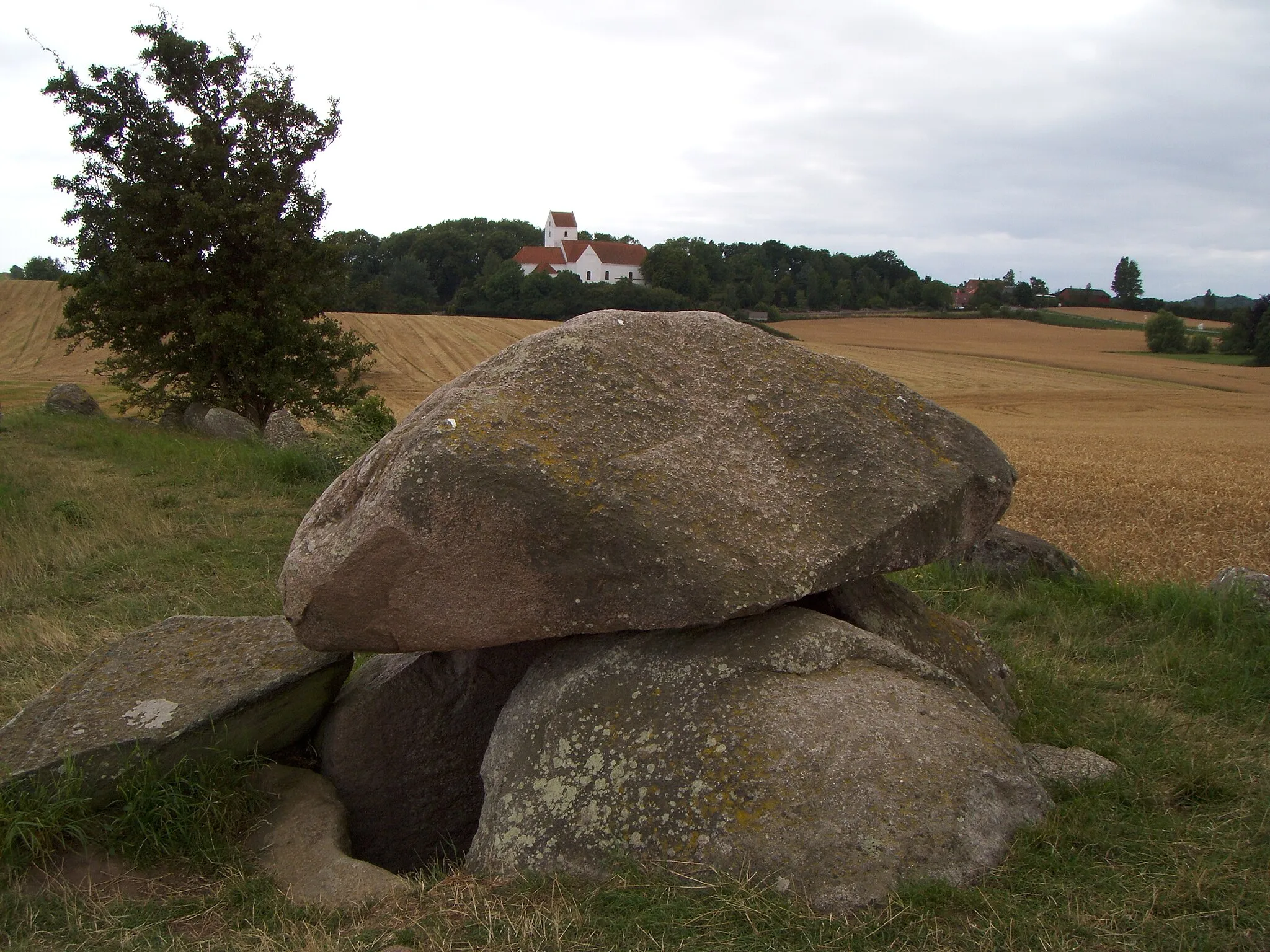 Photo showing: Humble Church, Diocese of Fyn, Denmark and "King Humbles barrow"