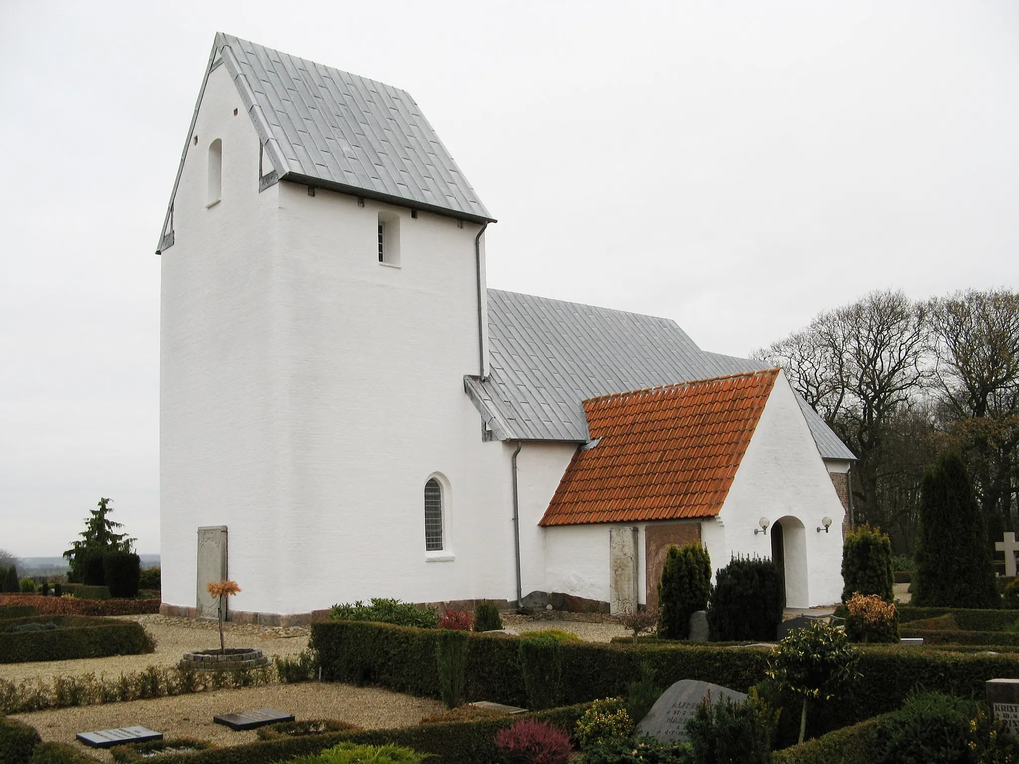 Photo showing: Årre kirke, Årre sogn, Varde kommune (former: Skads Herred, Ribe Amt). Kirken set fra sydvest