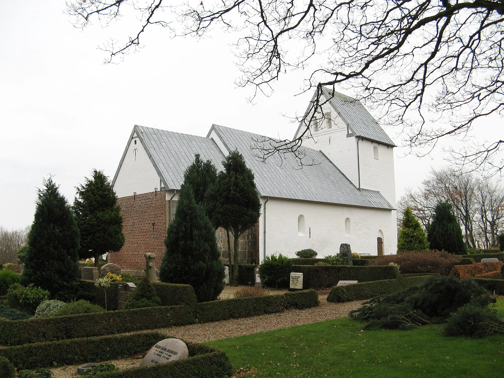 Photo showing: Årre kirke, Årre sogn, Varde kommune (former: Skads Herred, Ribe Amt). Kirken set fra nordøst