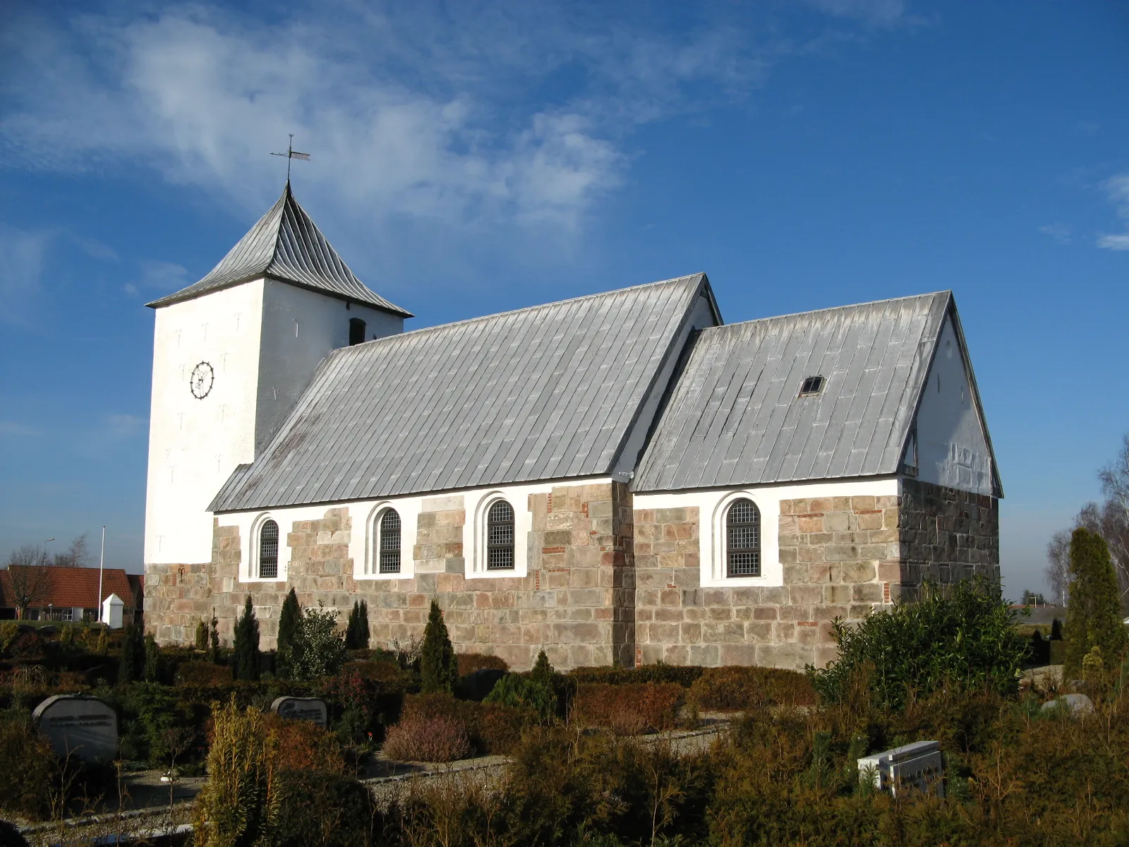 Photo showing: Næsbjerg Kirke, Næsbjerg sogn, Varde kommune (former: Skads Herred, Ribe Amt). Kirken set fra sydøst.