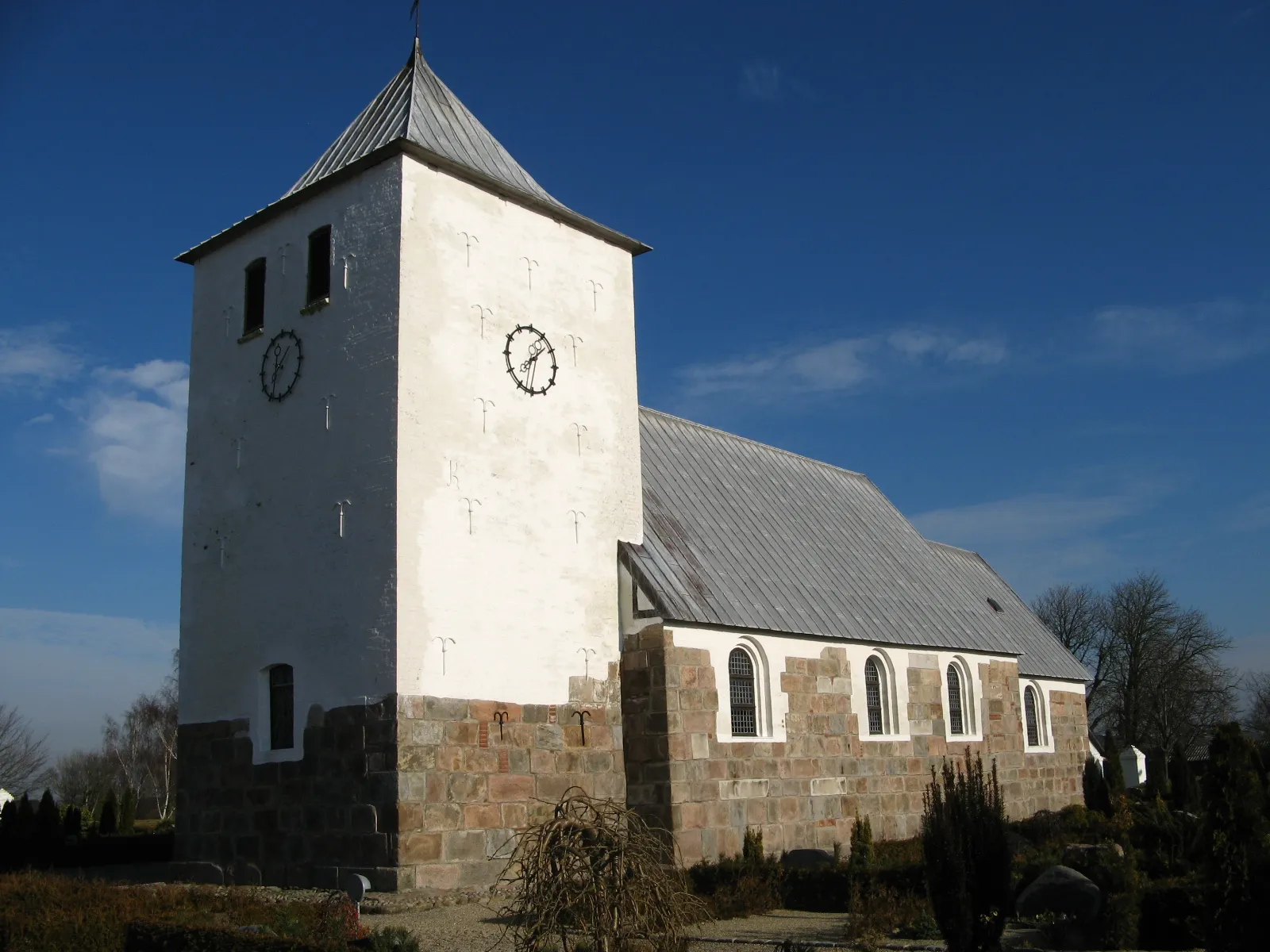 Photo showing: Næsbjerg Kirke, Næsbjerg sogn, Varde kommune (former: Skads Herred, Ribe Amt). Kirken set fra sydvest.