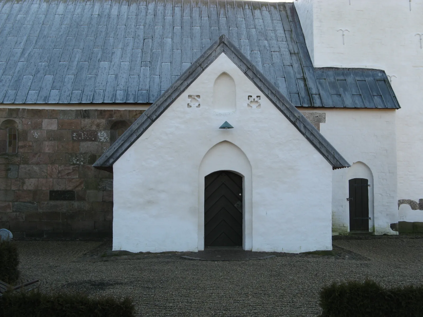 Photo showing: Næsbjerg Kirke, Næsbjerg sogn, Varde kommune (former: Skads Herred, Ribe Amt). Våbenhuset set fra nord